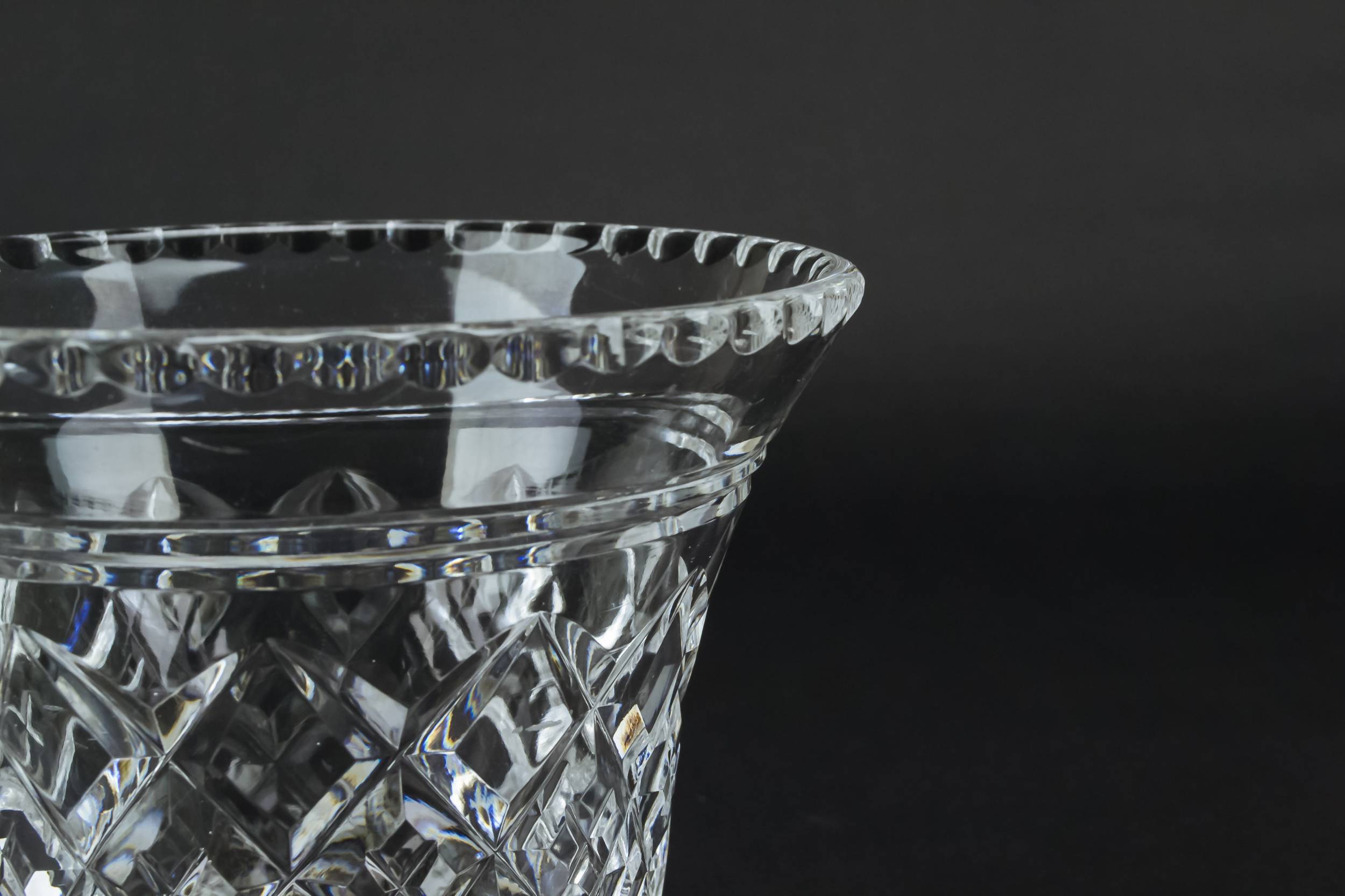 Elegant Victorian Diamond — Cut glass serving bowl 1