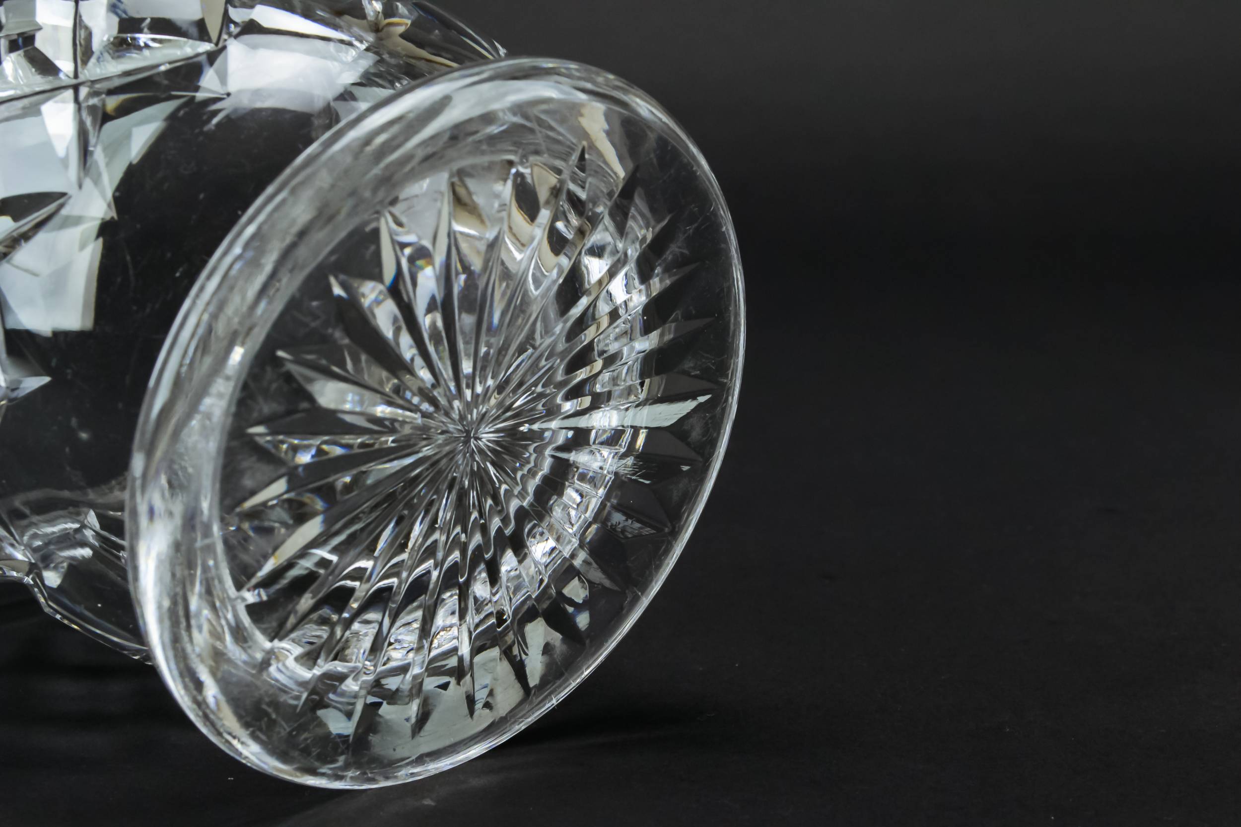Elegant Victorian Diamond — Cut glass serving bowl 2