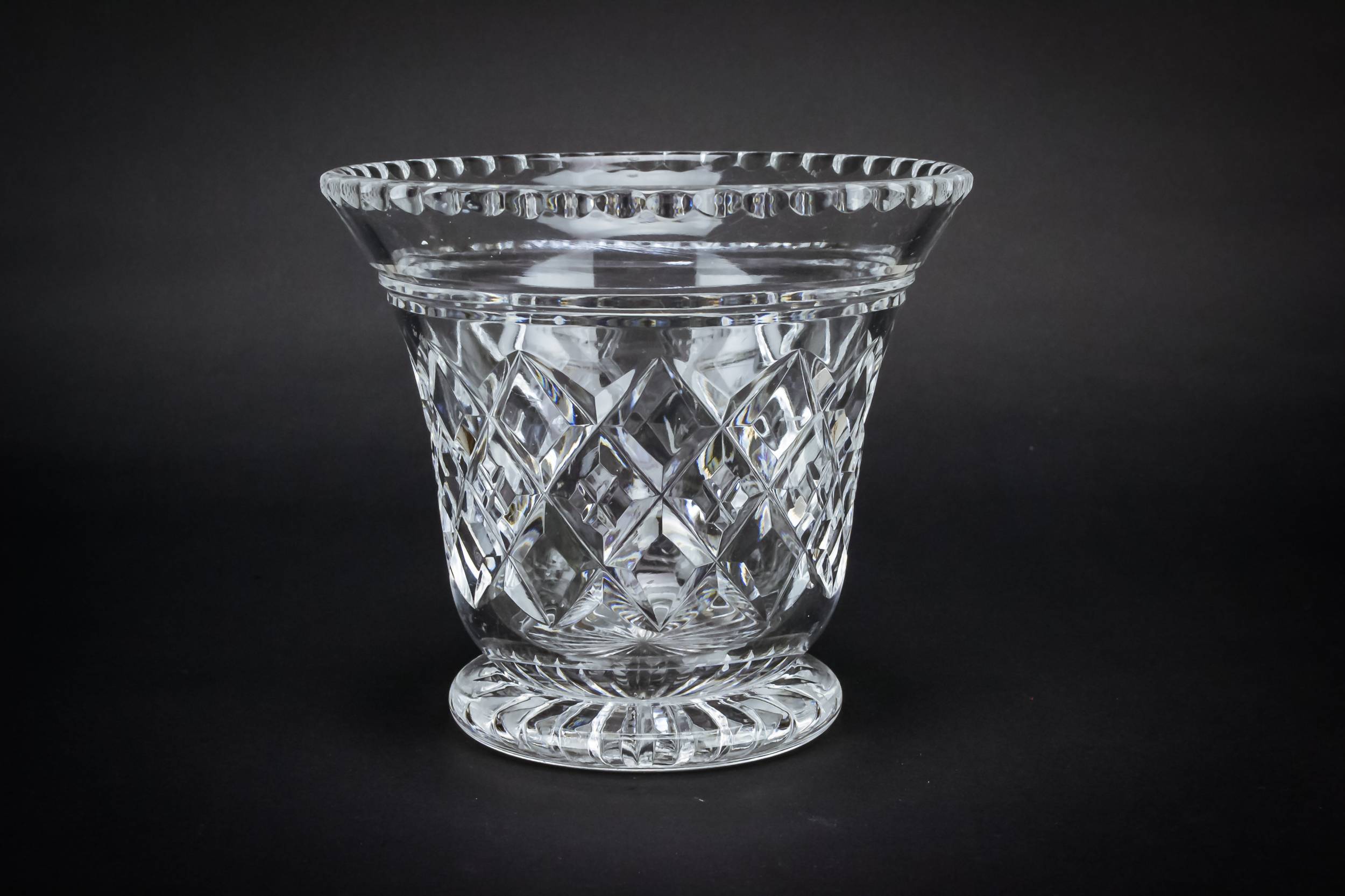 Elegant Victorian Diamond — Cut glass serving bowl