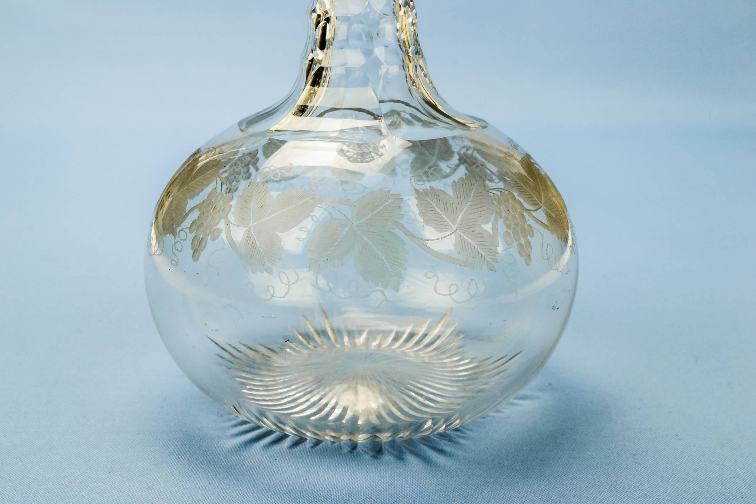 Engraved DECANTER Ovoid — Engraved wine decanter 1