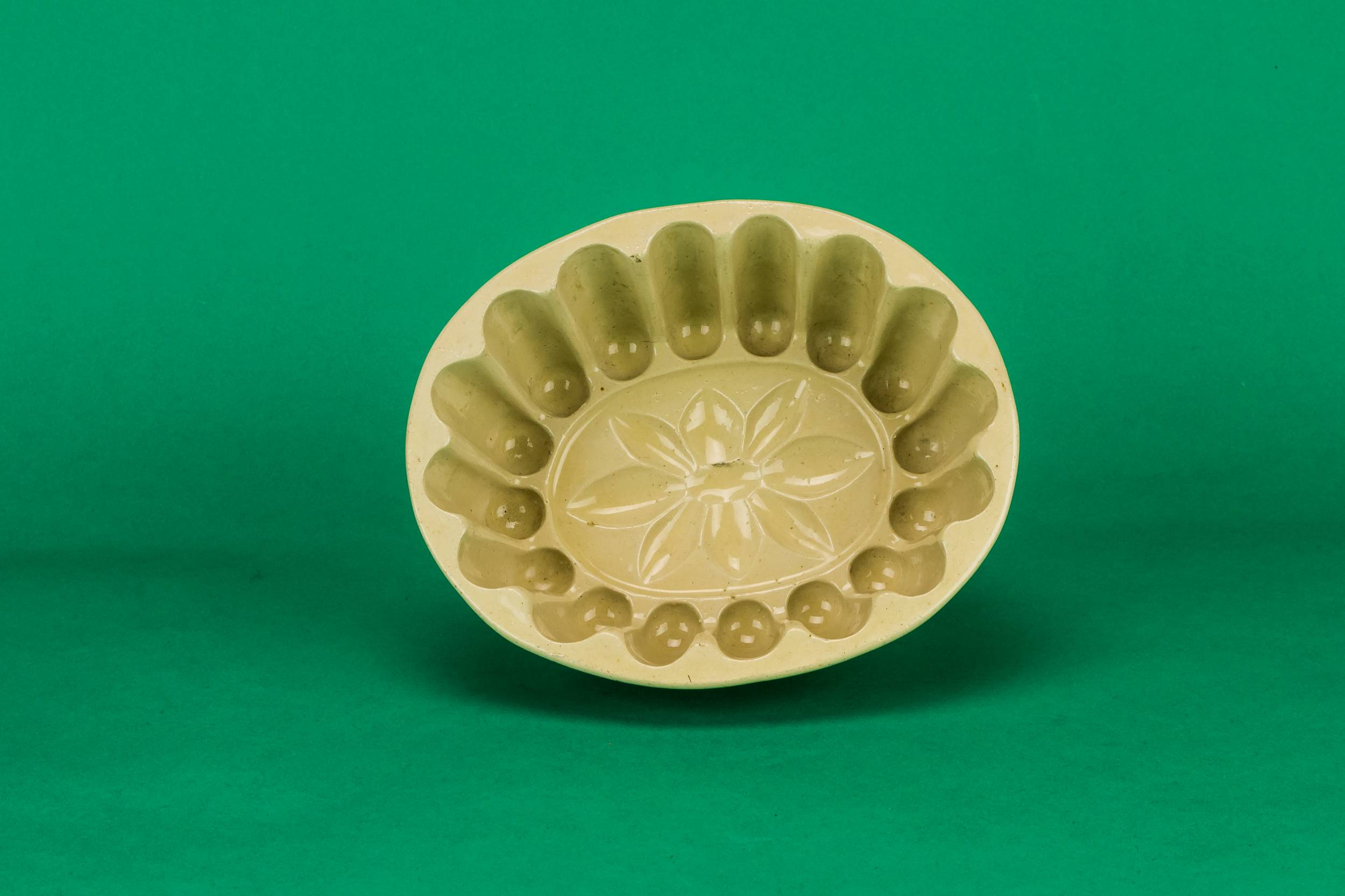 Victorian Antique Gadrooned — Oval baking mould