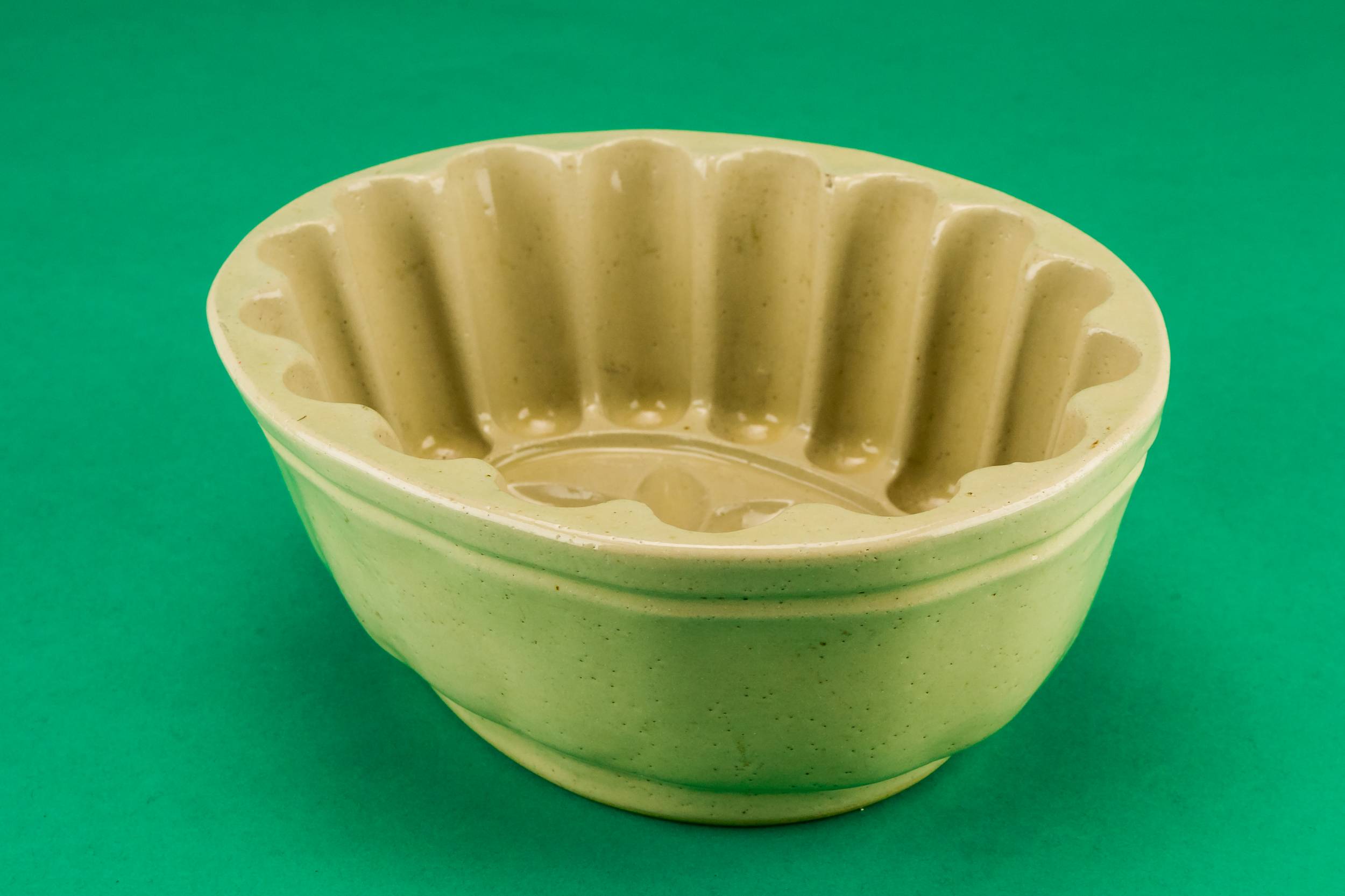 Victorian Antique Gadrooned — Oval baking mould 3