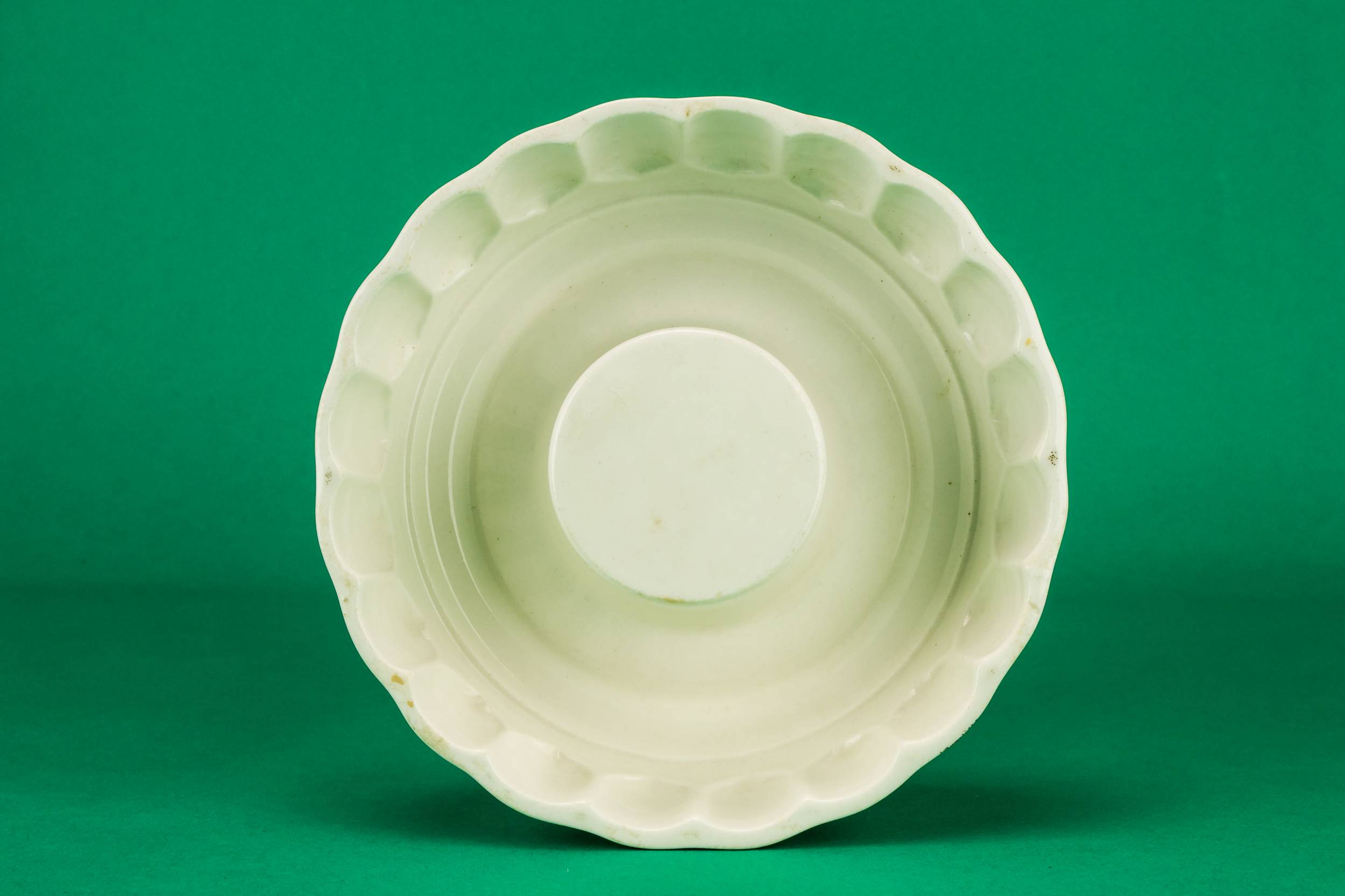 Porcelain Victorian MOULD — Round cake baking mould