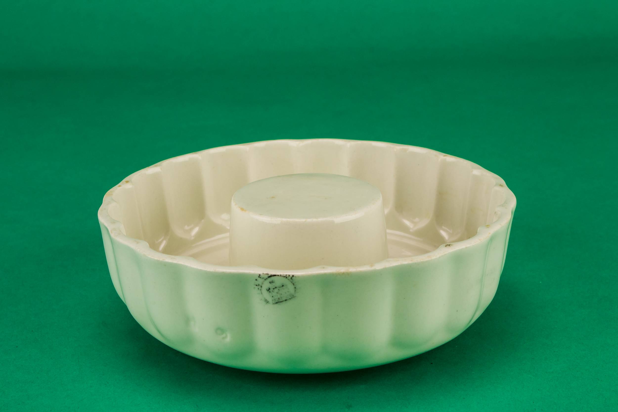 Porcelain Victorian MOULD — Round cake baking mould 2