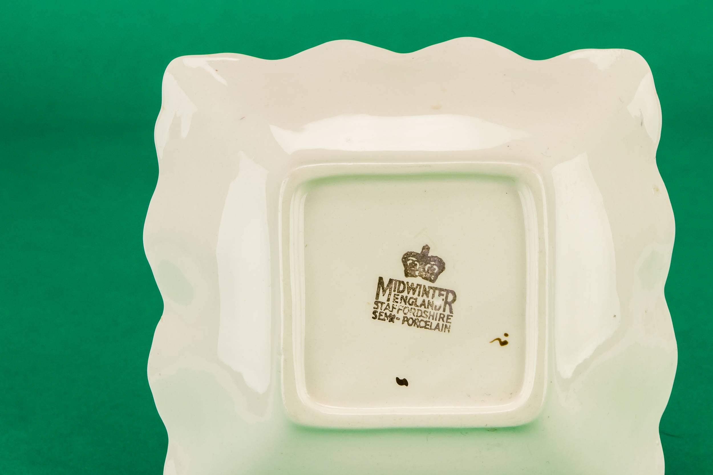 Elegant Retro Figures — Small serving bowl 2