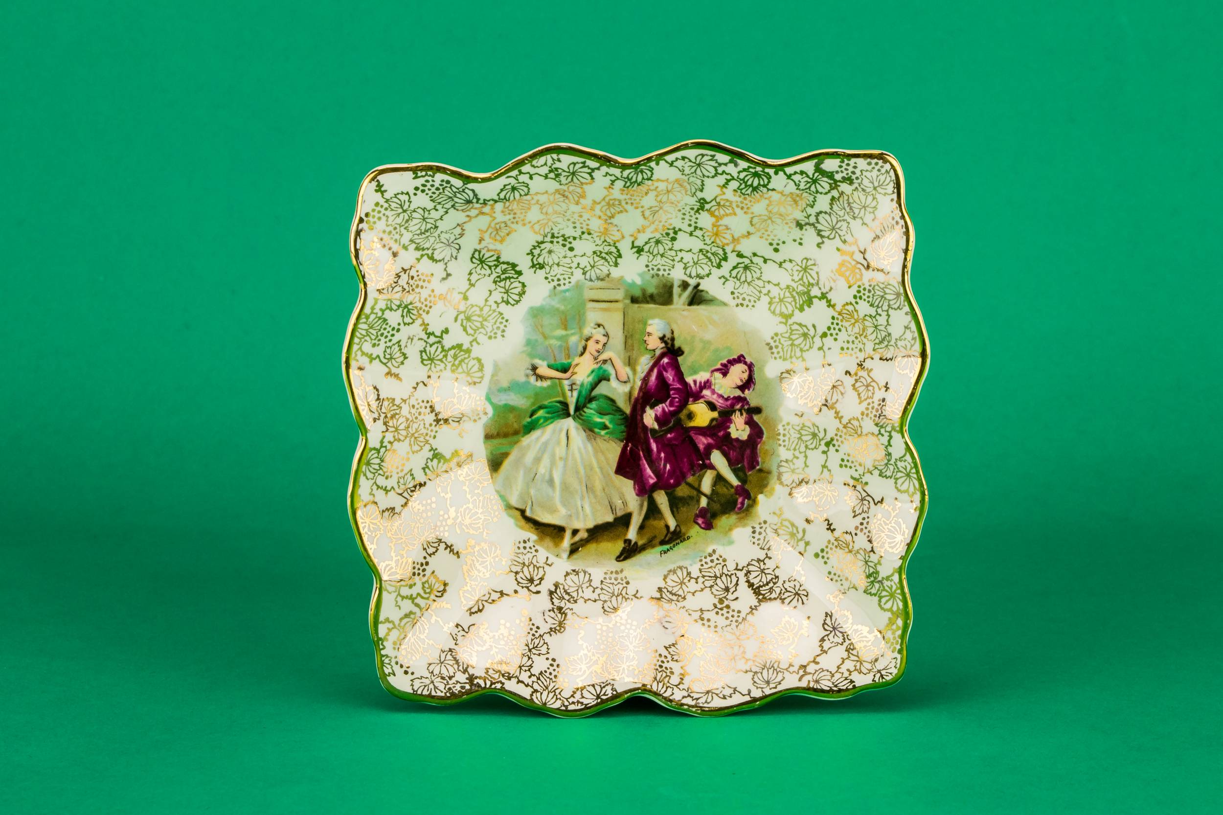 Elegant Retro Figures — Small serving bowl