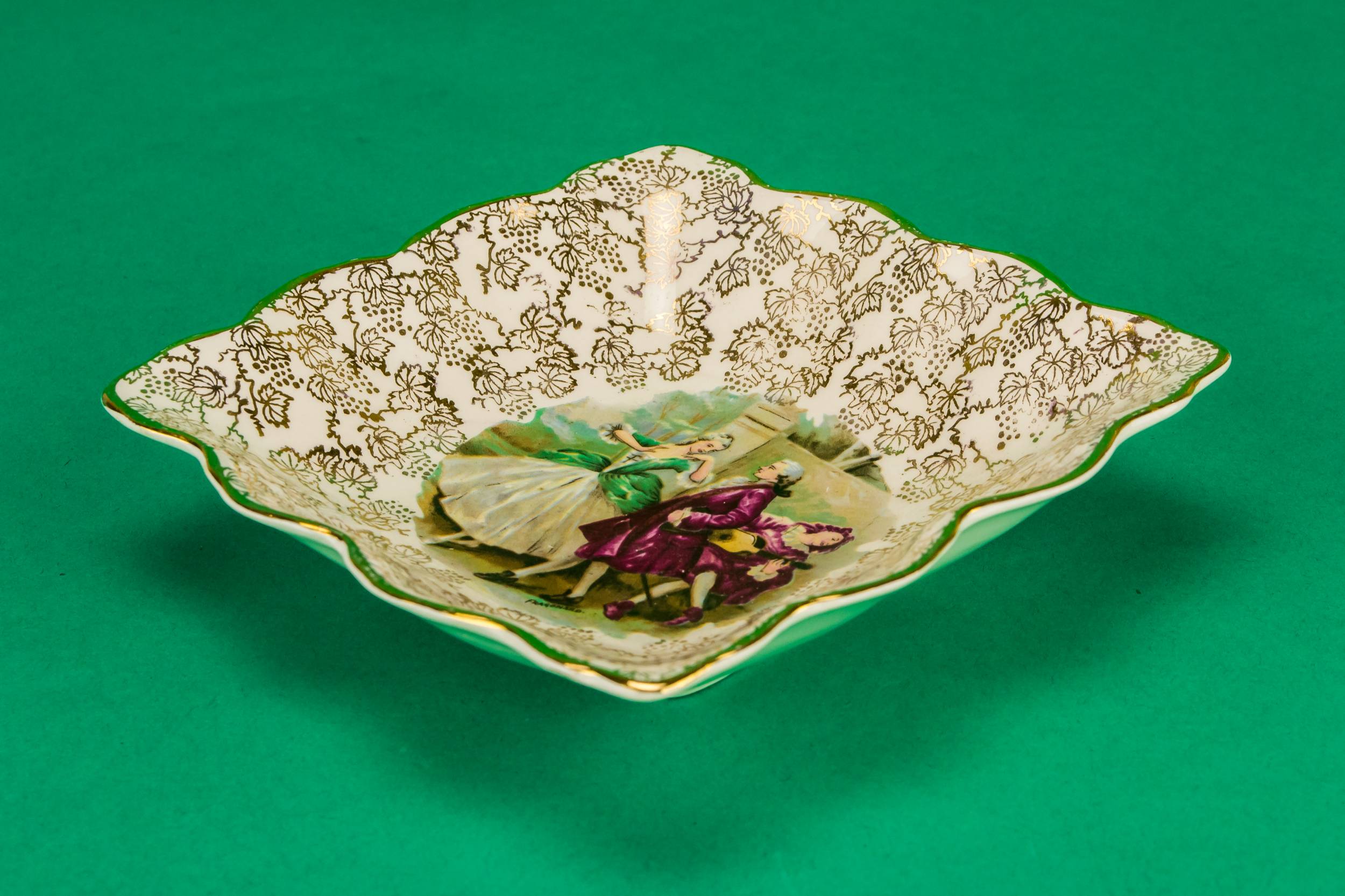 Elegant Retro Figures — Small serving bowl 1