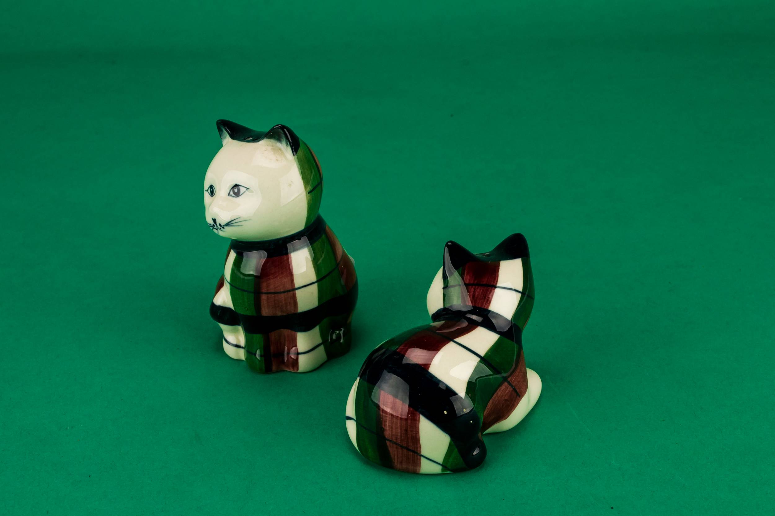 Cat Figurine Novelty — Cat salt & pepper shakers 1