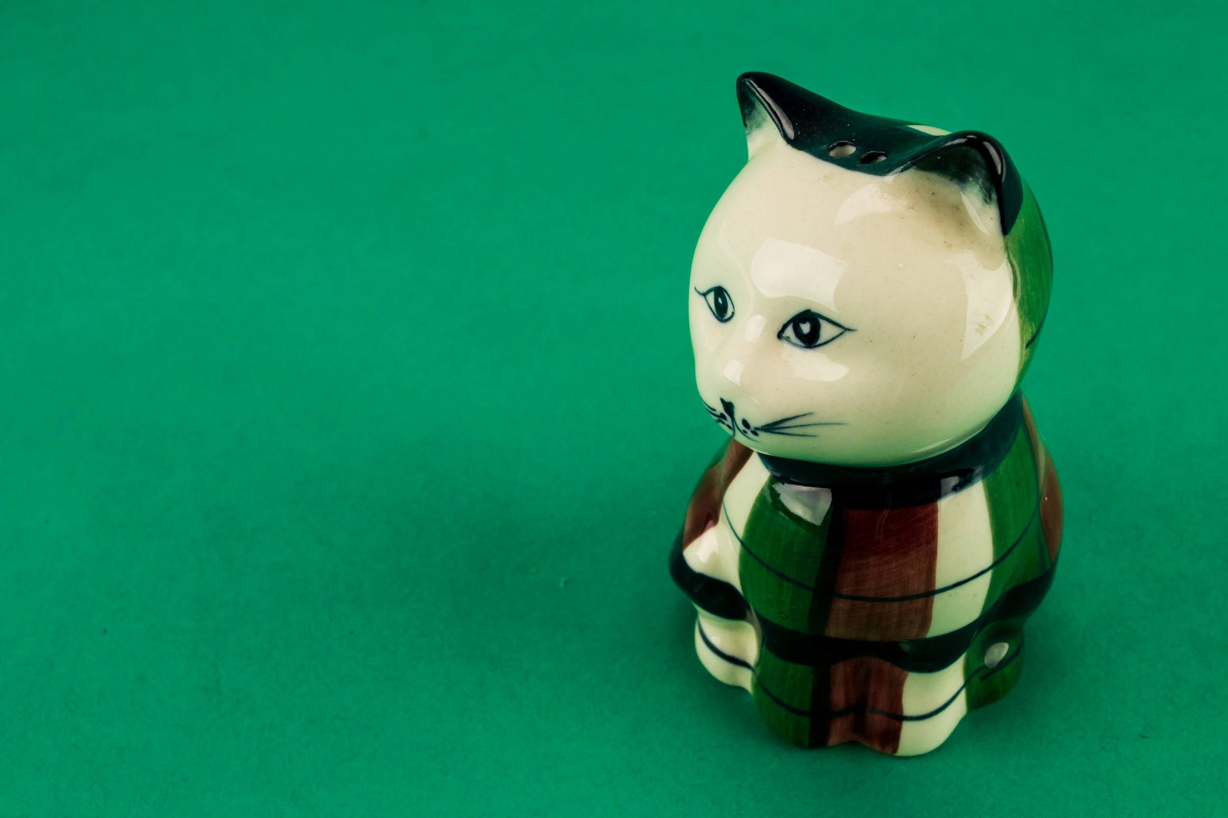 Cat Figurine Novelty — Cat salt & pepper shakers 3
