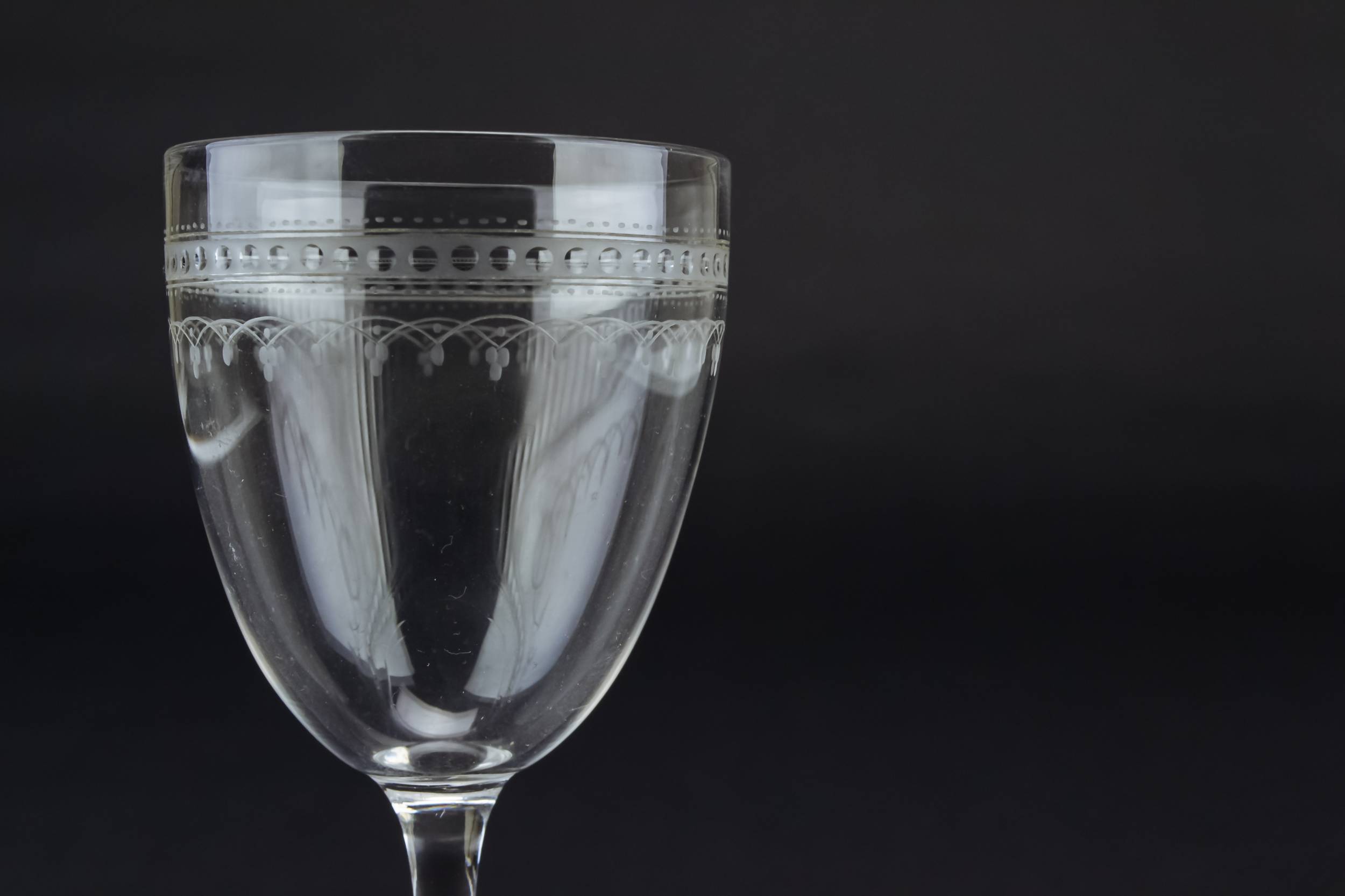 Antique Clear Scrolls — Grape engraved wine glass 1