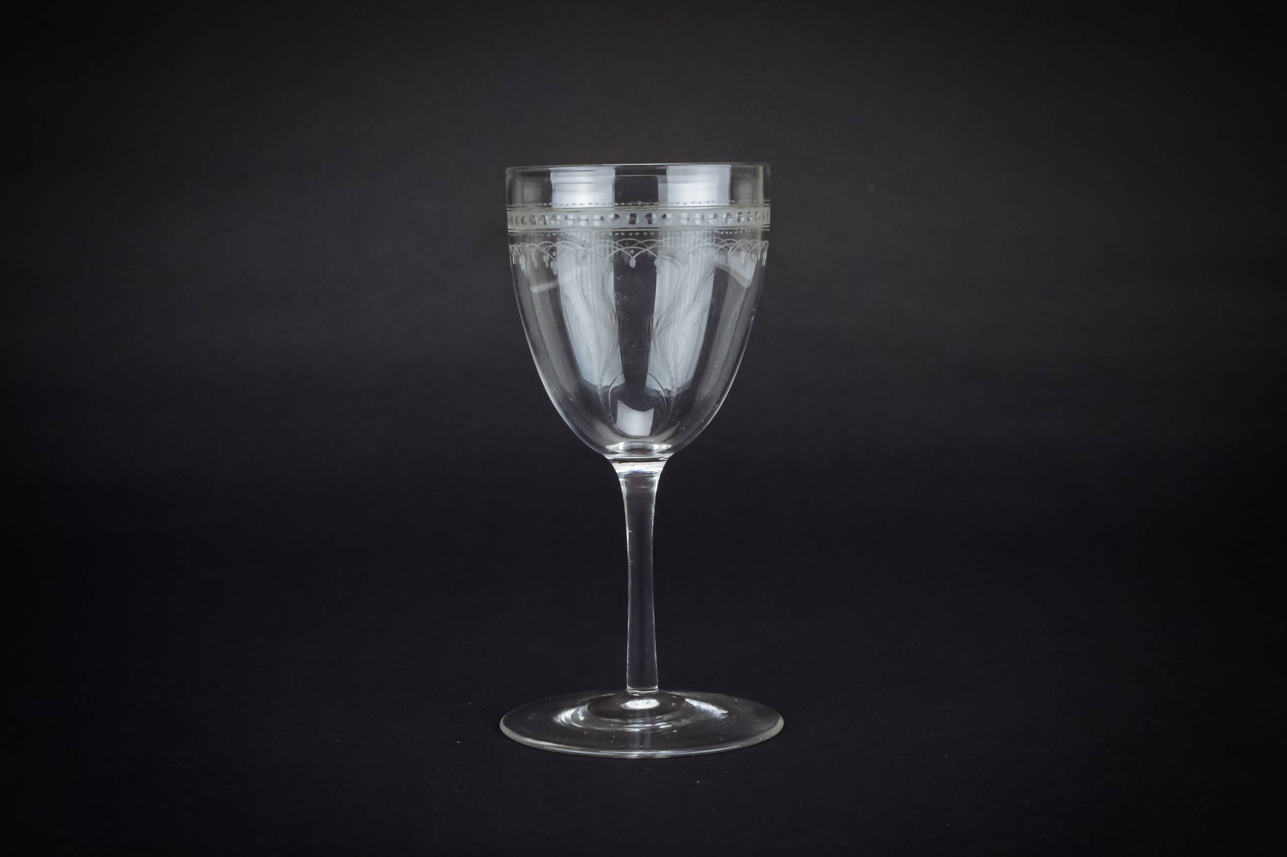 Antique Clear Scrolls — Grape engraved wine glass