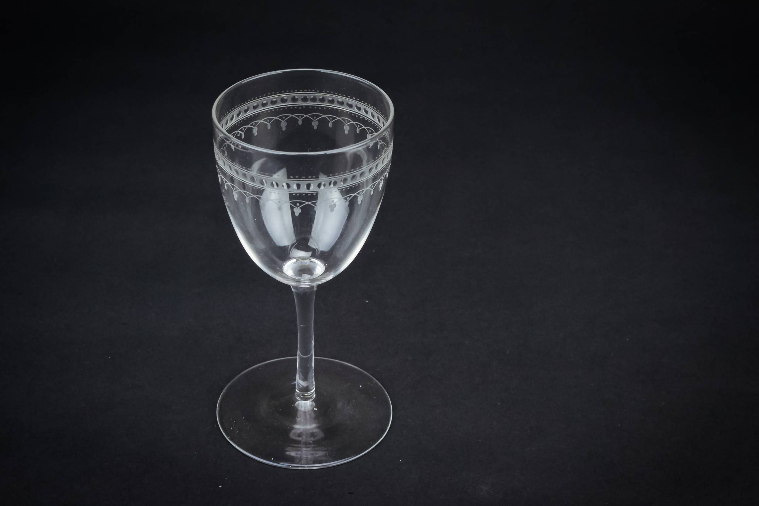 Antique Clear Scrolls — Grape engraved wine glass 2