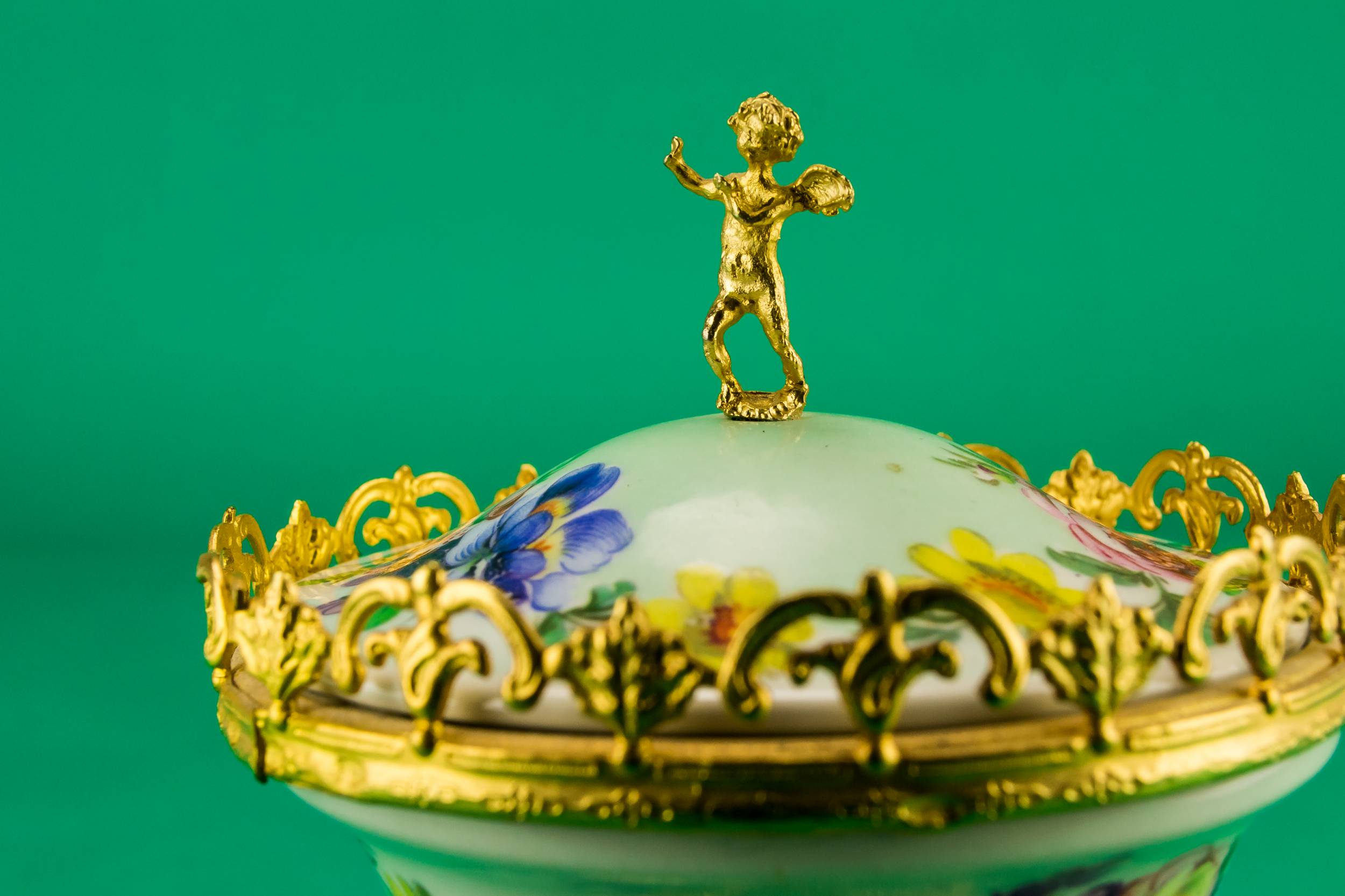 Charming Porcelain BOWL — Dressing table box 1