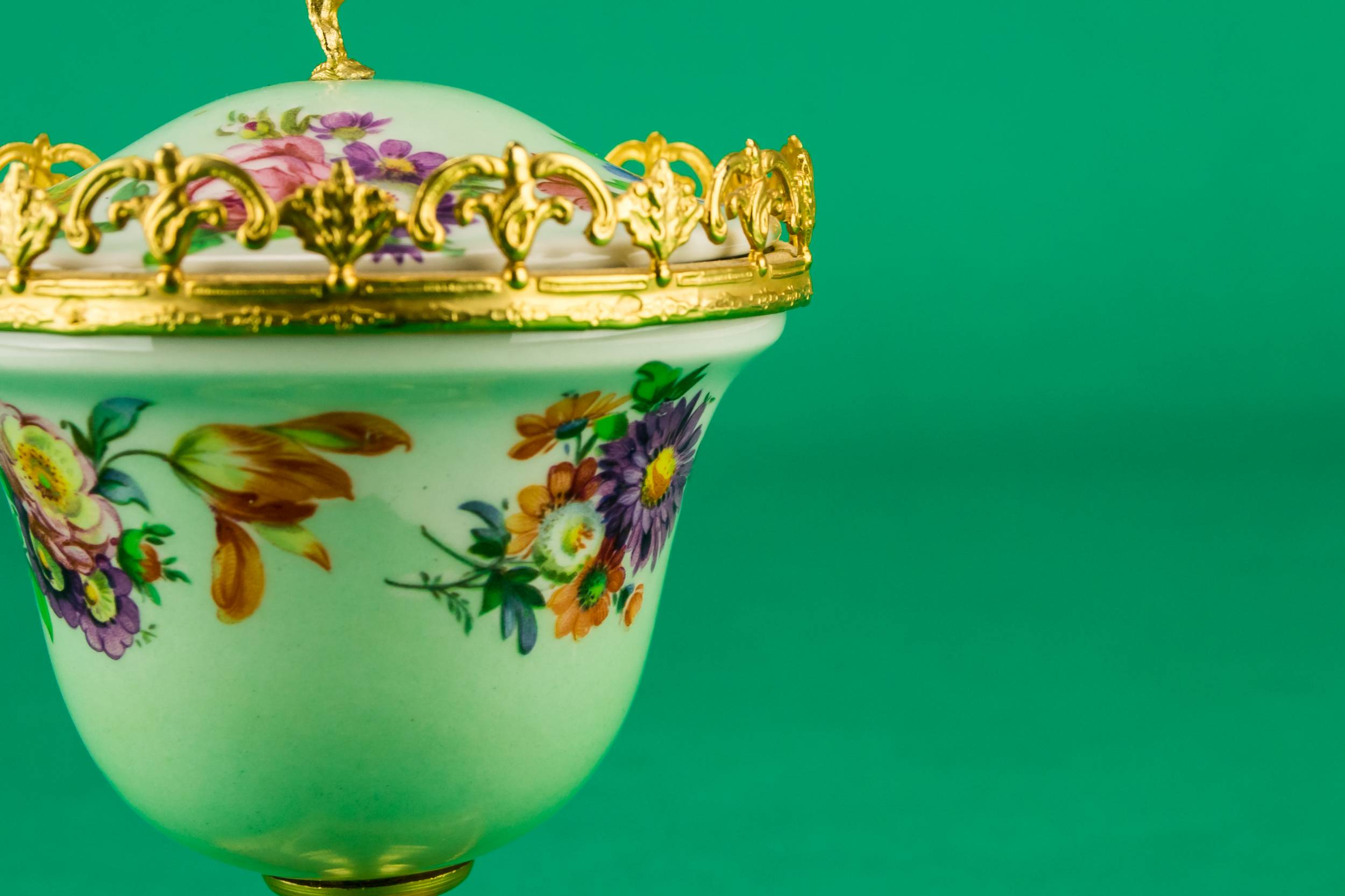 Charming Porcelain BOWL — Dressing table box 2