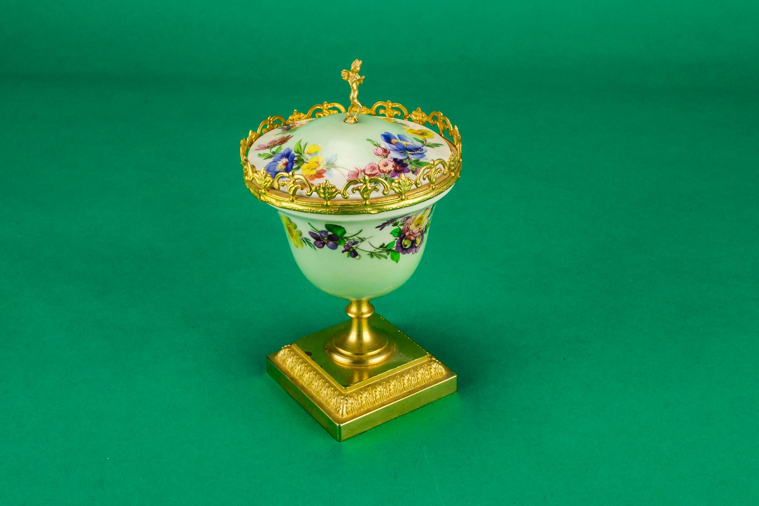 Charming Porcelain BOWL — Dressing table box