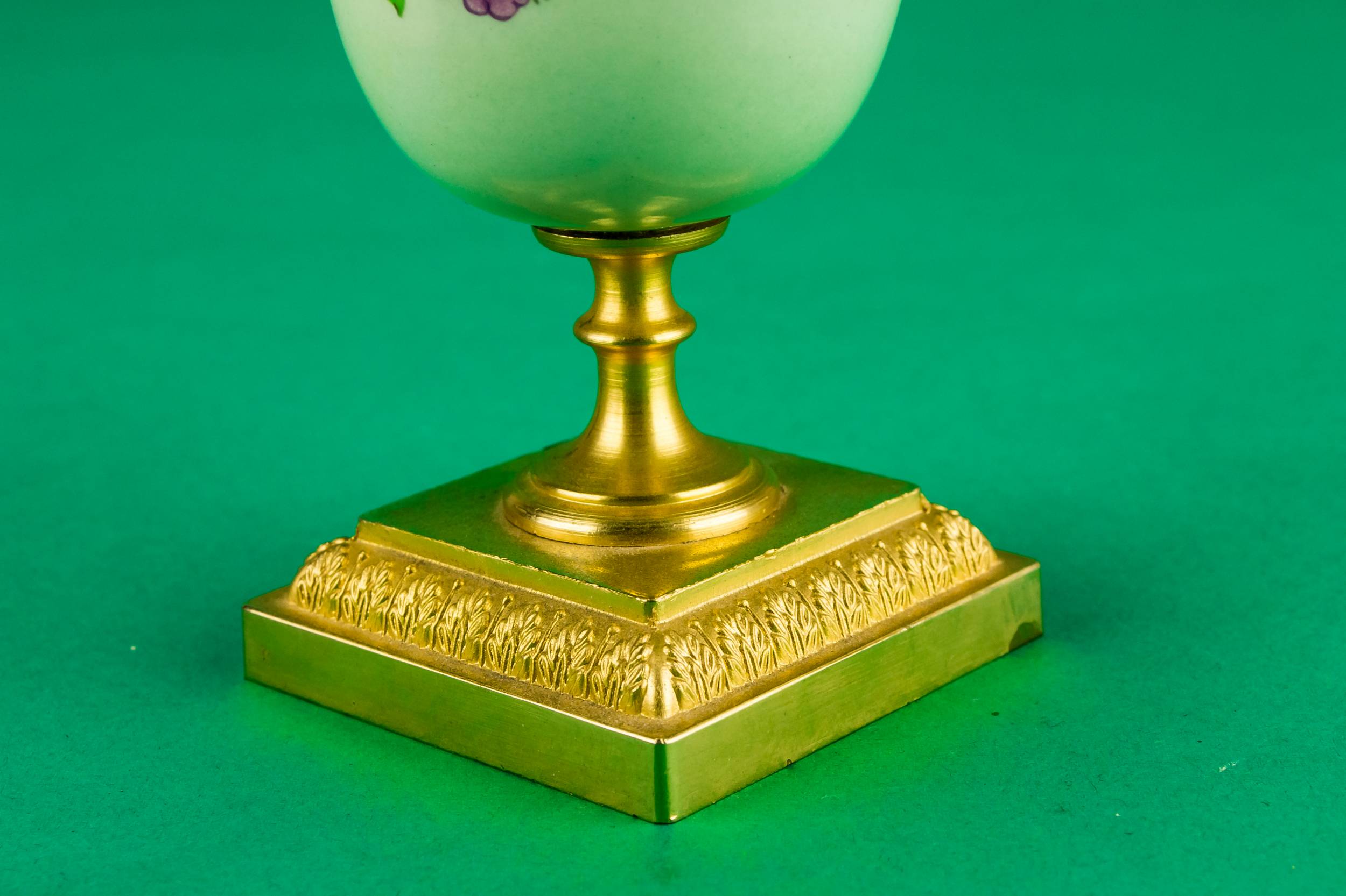 Charming Porcelain BOWL — Dressing table box 3