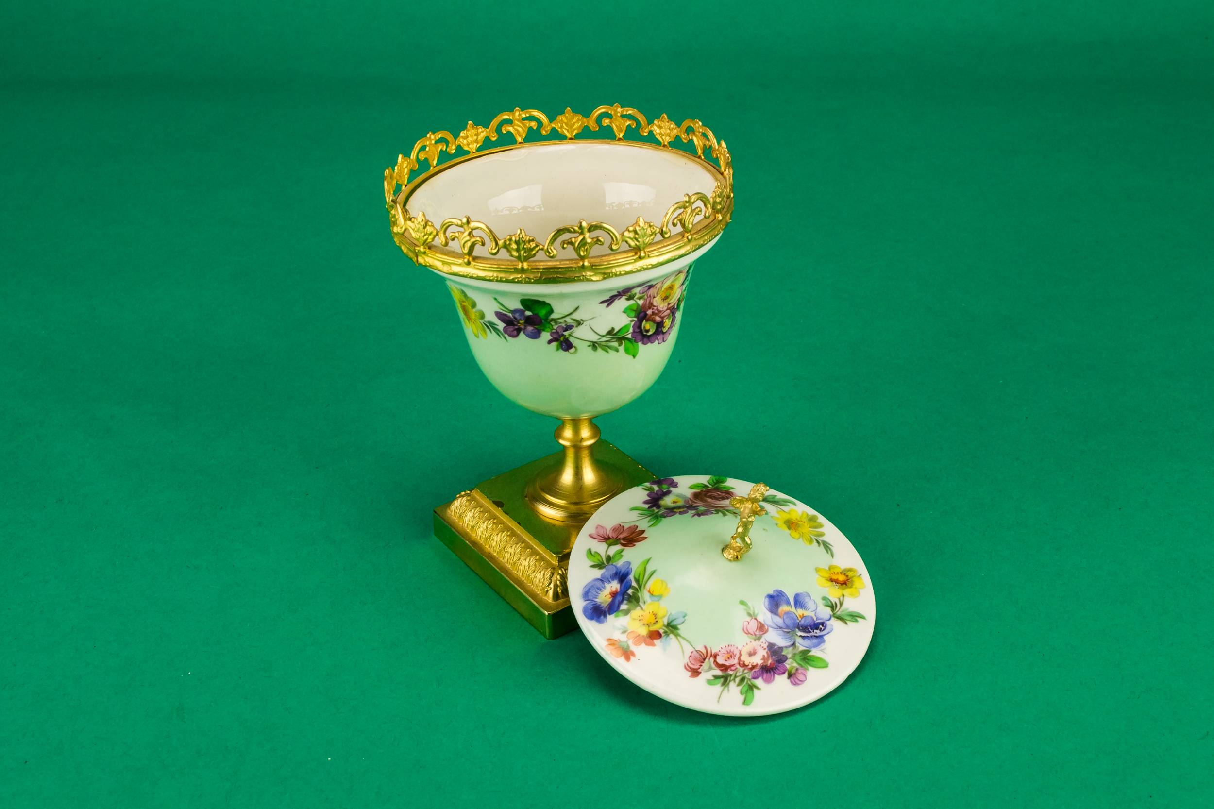 Charming Porcelain BOWL — Dressing table box 4