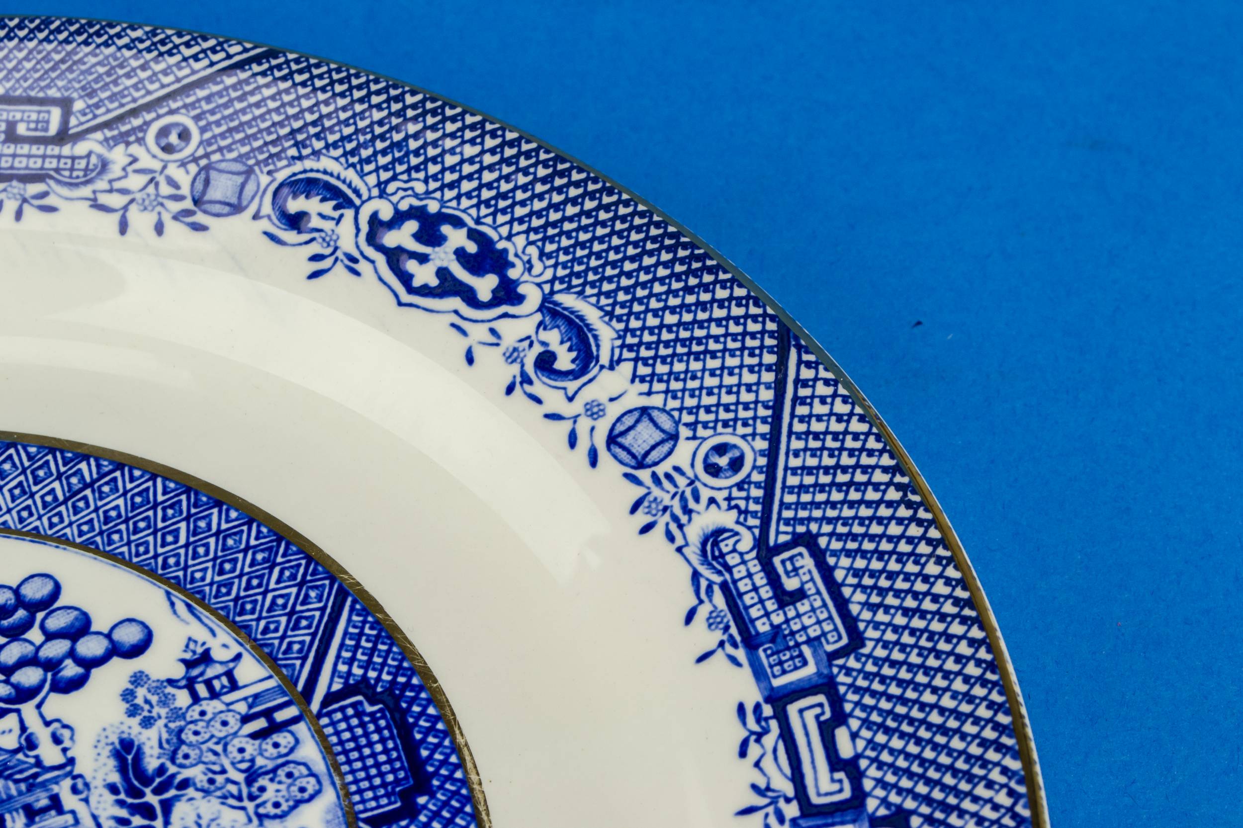 Retro Classical PLATES — 3 blue willow dinner plates 1