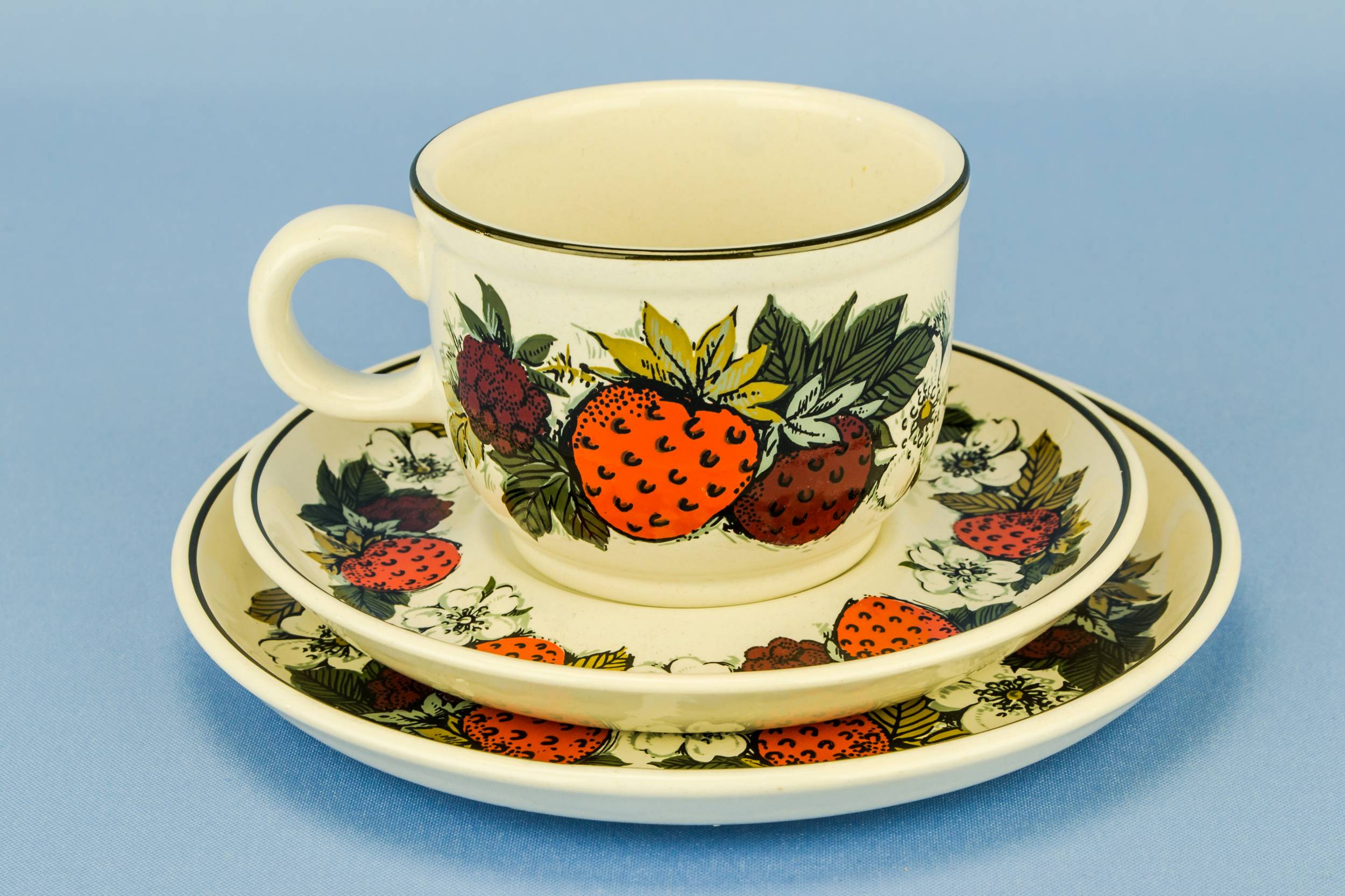 Persons Spectacular Porcelain — Strawberry tea set for 6 1
