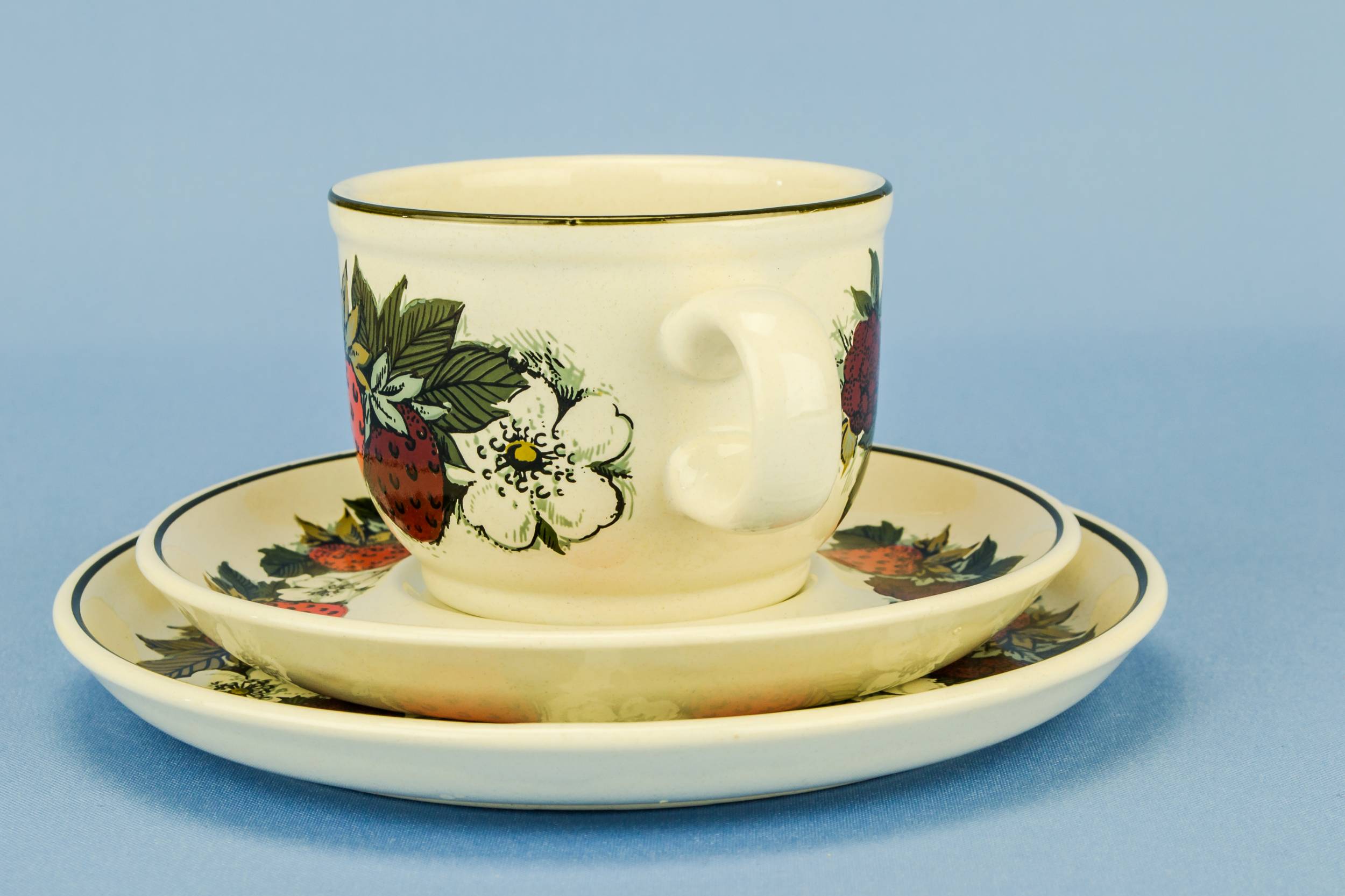 Persons Spectacular Porcelain — Strawberry tea set for 6 4