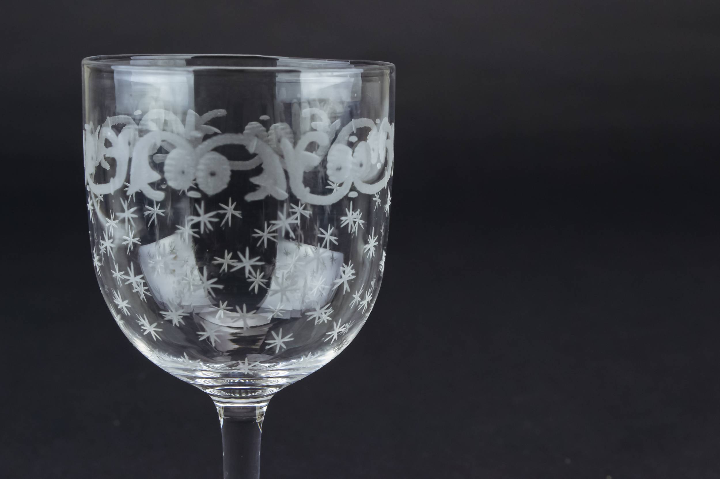 Clear Antique Stars — Engraved wine glass 1