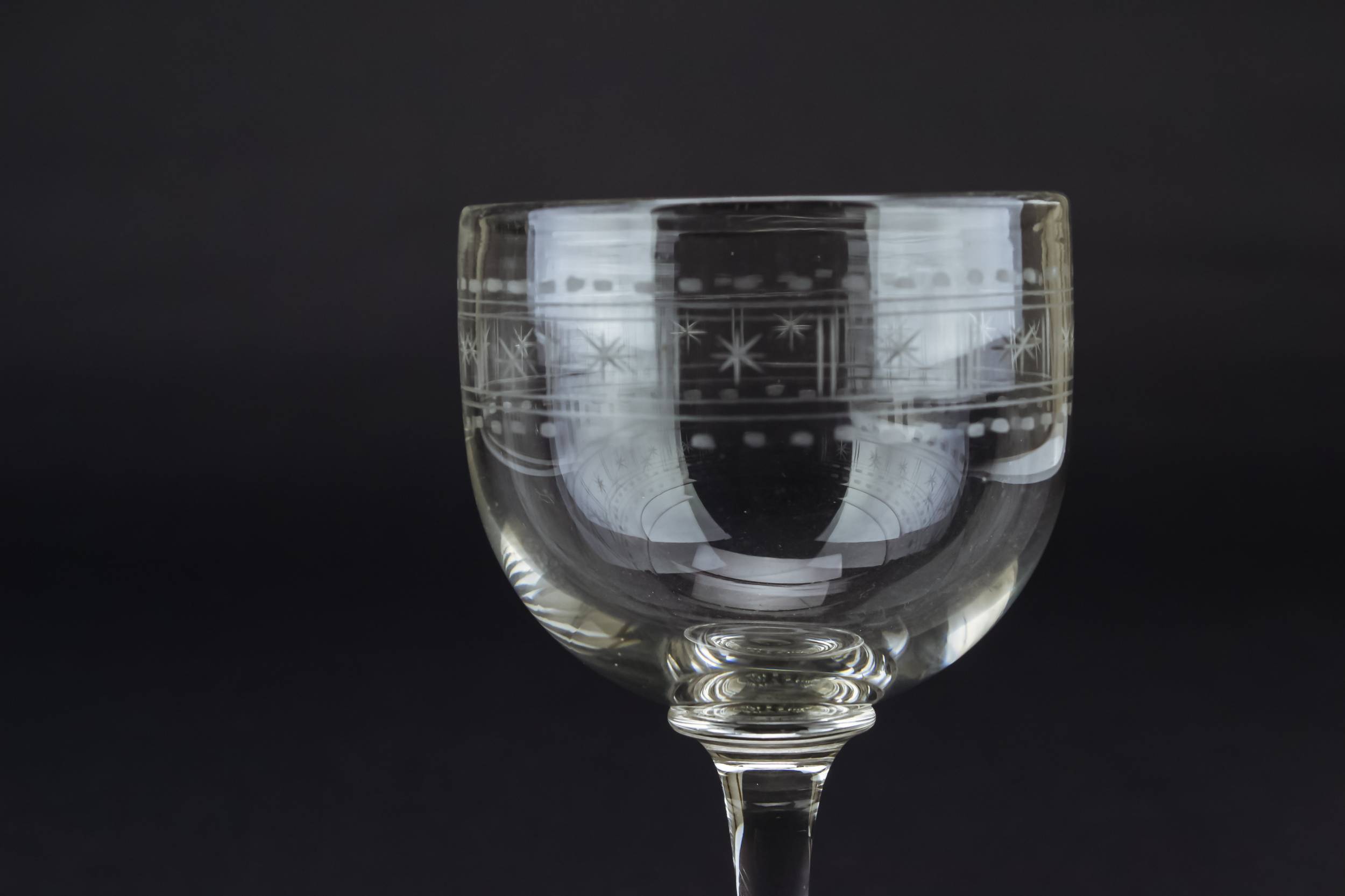 Clear Antique Stars — Engraved wine stem glass 1