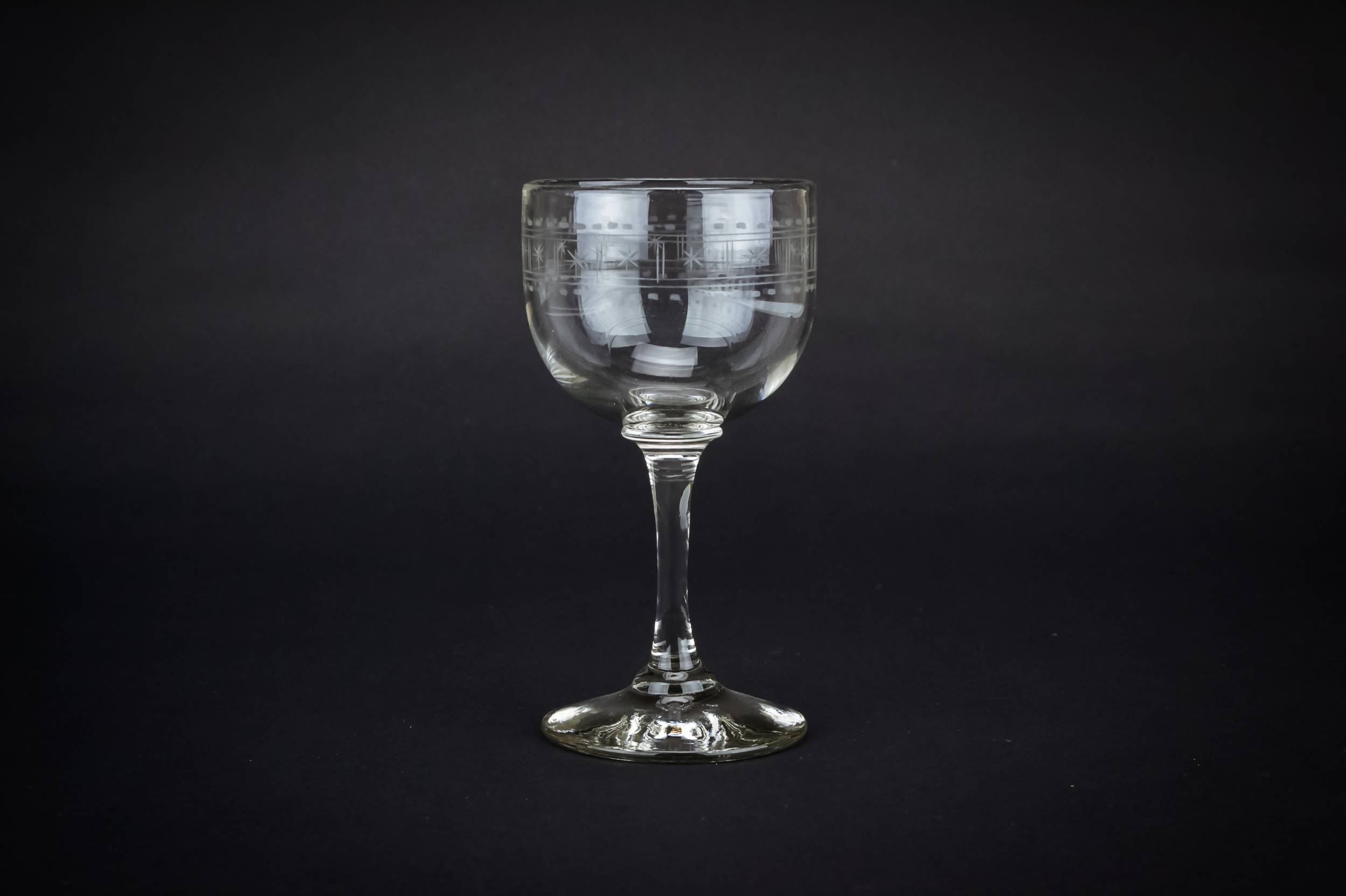Clear Antique Stars — Engraved wine stem glass