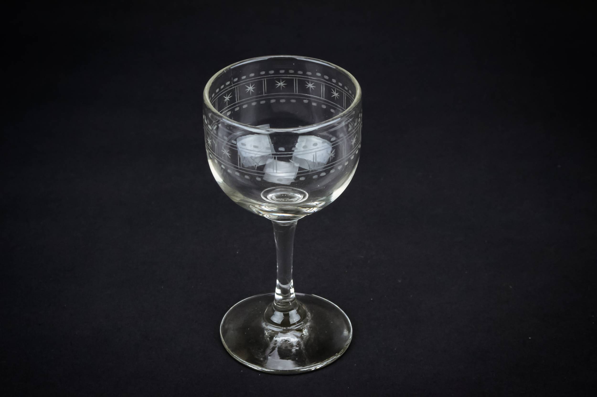 Clear Antique Stars — Engraved wine stem glass 2
