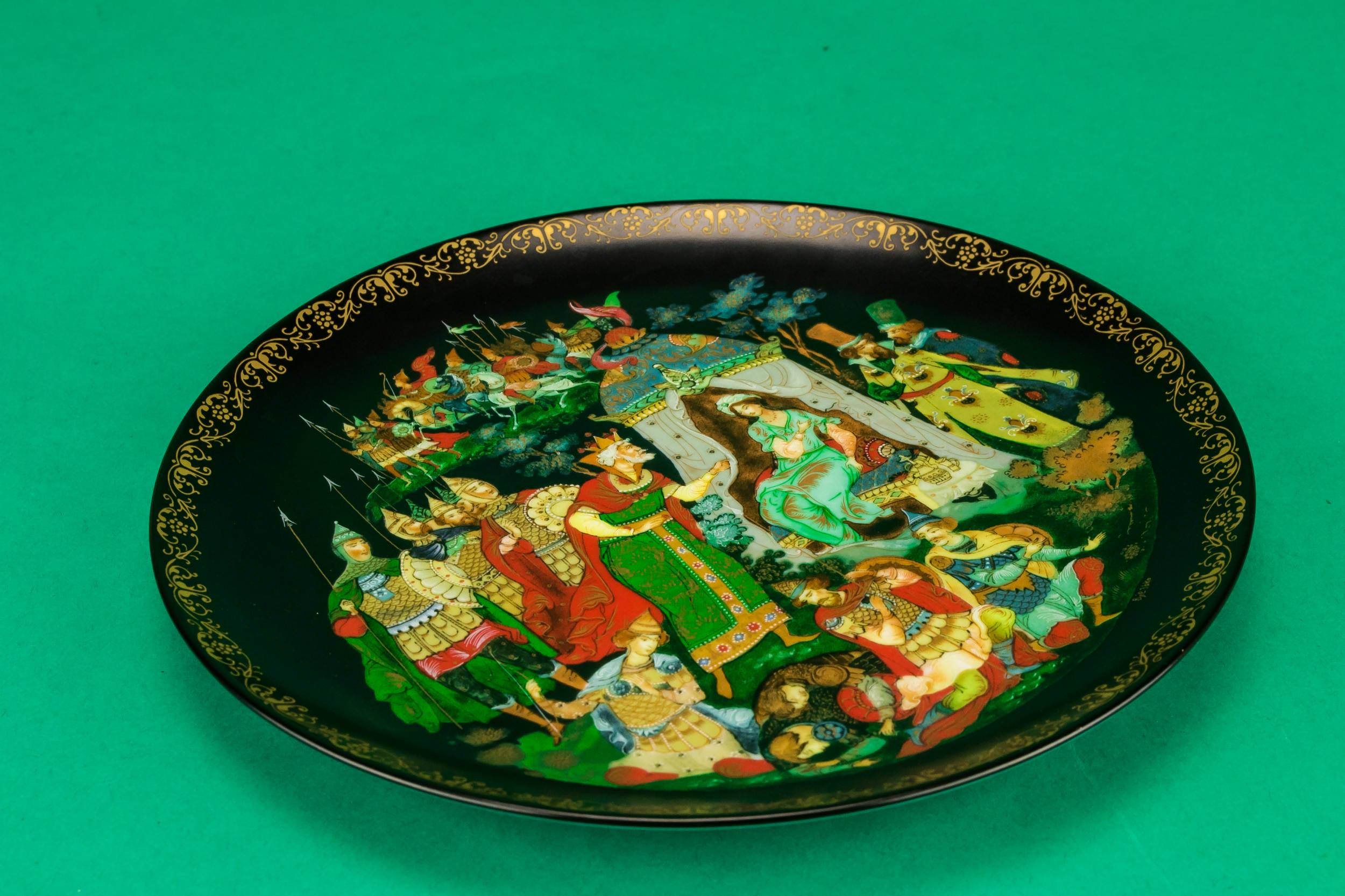 Elegant Vintage Figures — Decorative black plate 2
