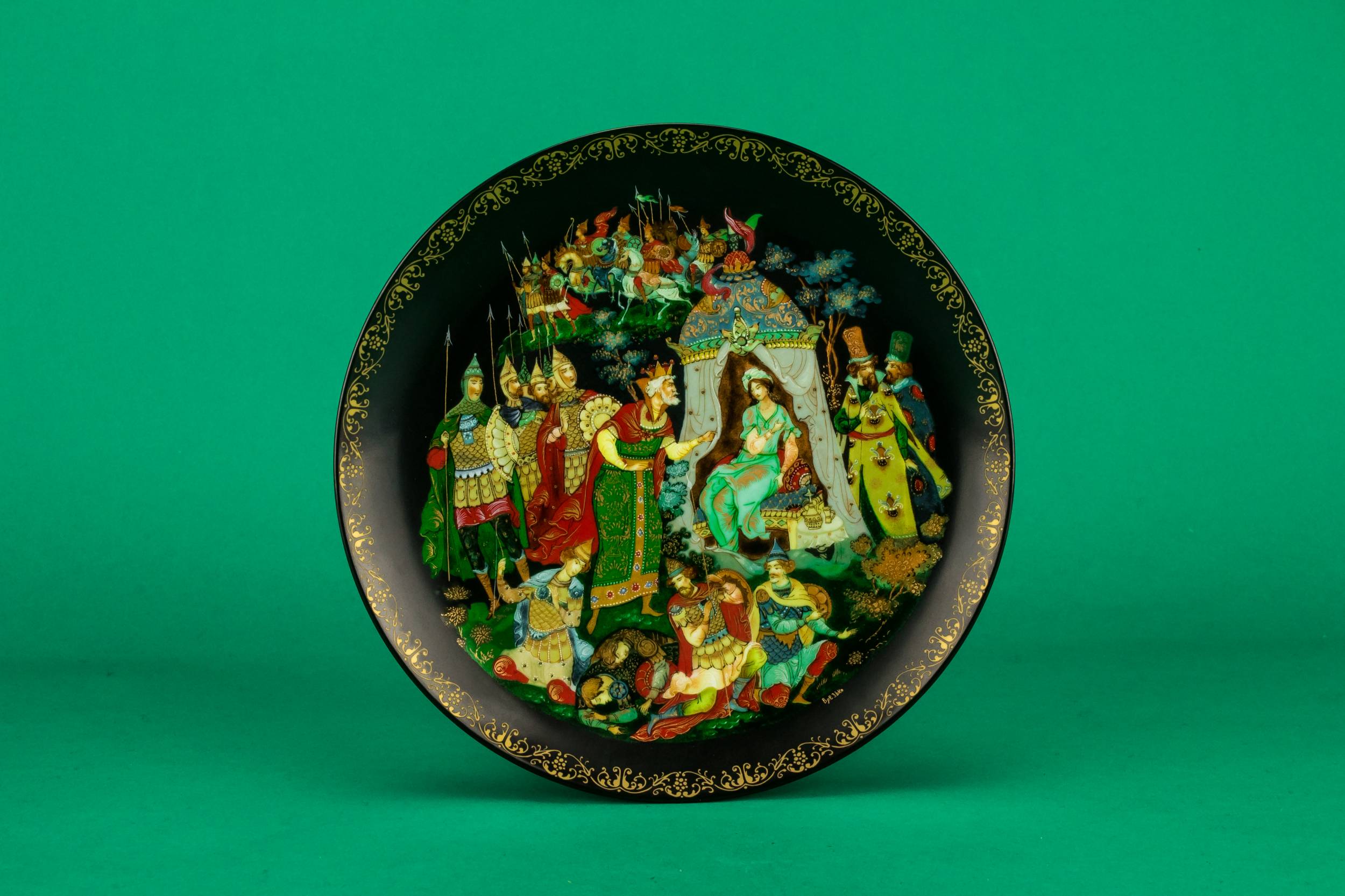 Elegant Vintage Figures — Decorative black plate