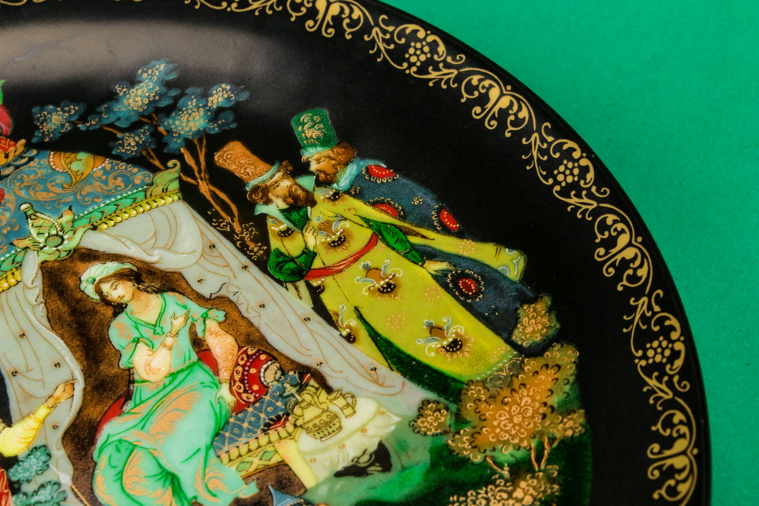 Elegant Vintage Figures — Decorative black plate 3