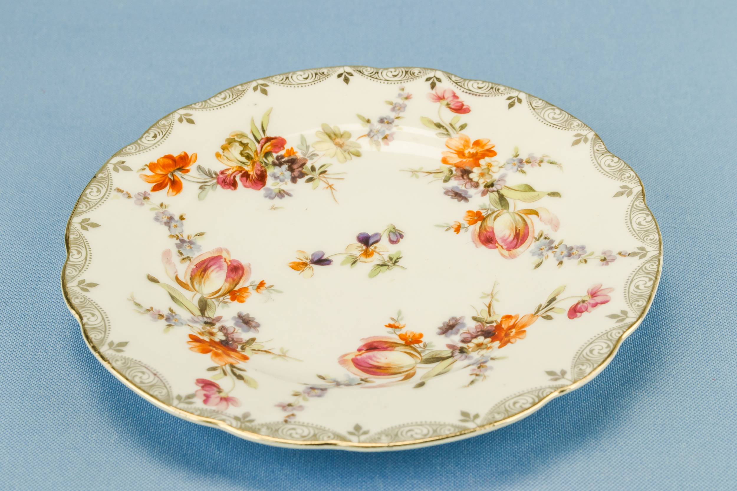 Elegant Vintage Porcelain — 4 small coffee saucers 1
