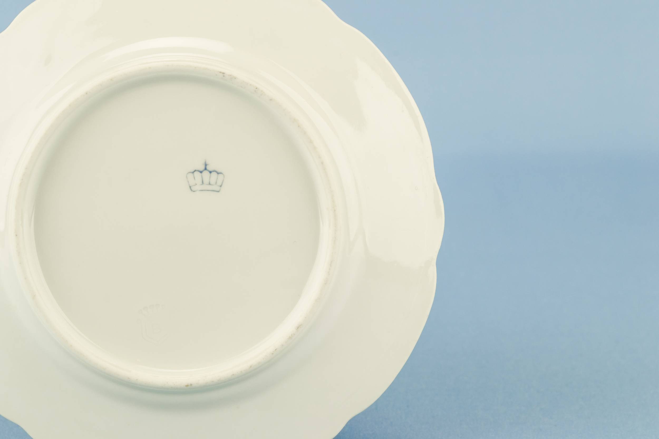 Elegant Vintage Porcelain — 4 small coffee saucers 2