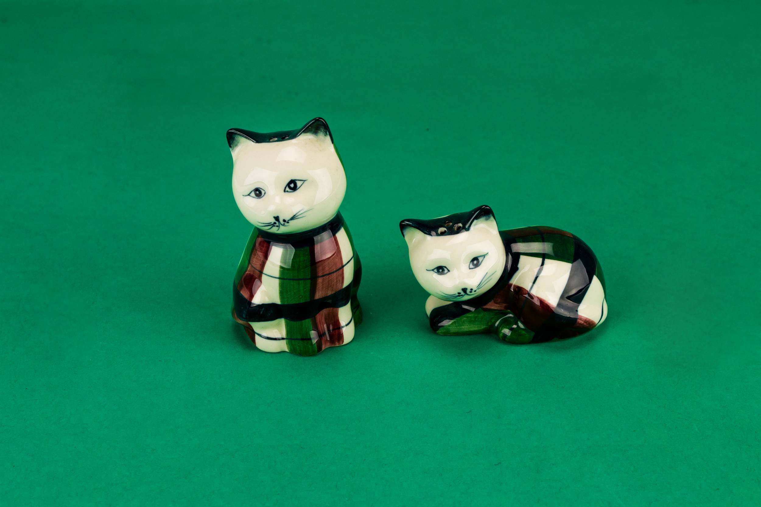 Cat Figurine Novelty — Cat salt & pepper shakers