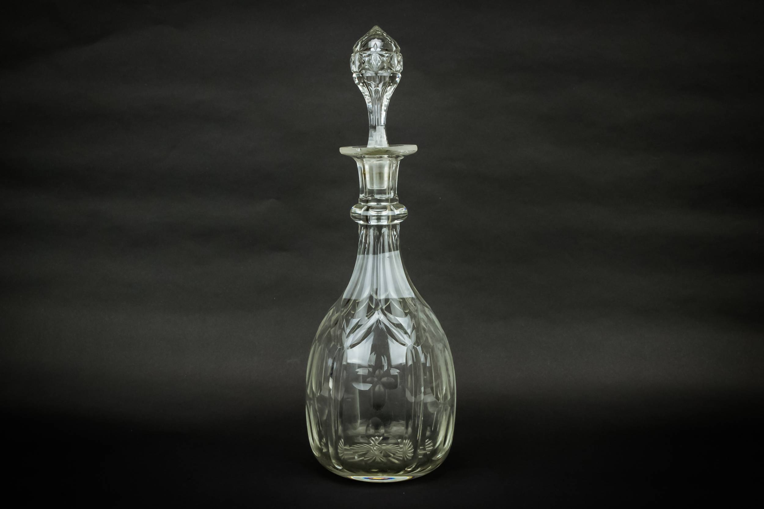 Engraved Red Wine — Quatrefoil wine decanter 4