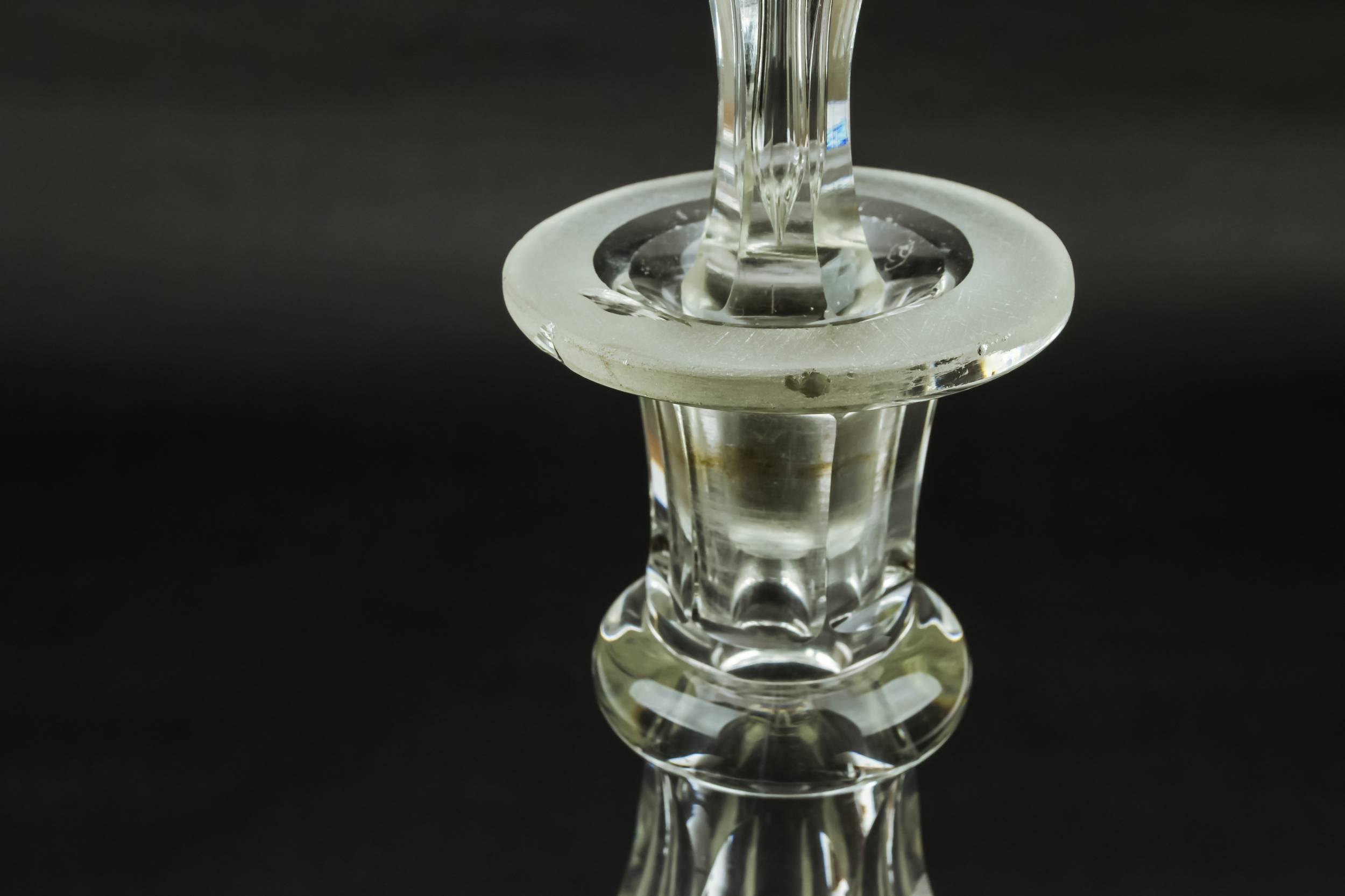 Engraved Red Wine — Quatrefoil wine decanter 2