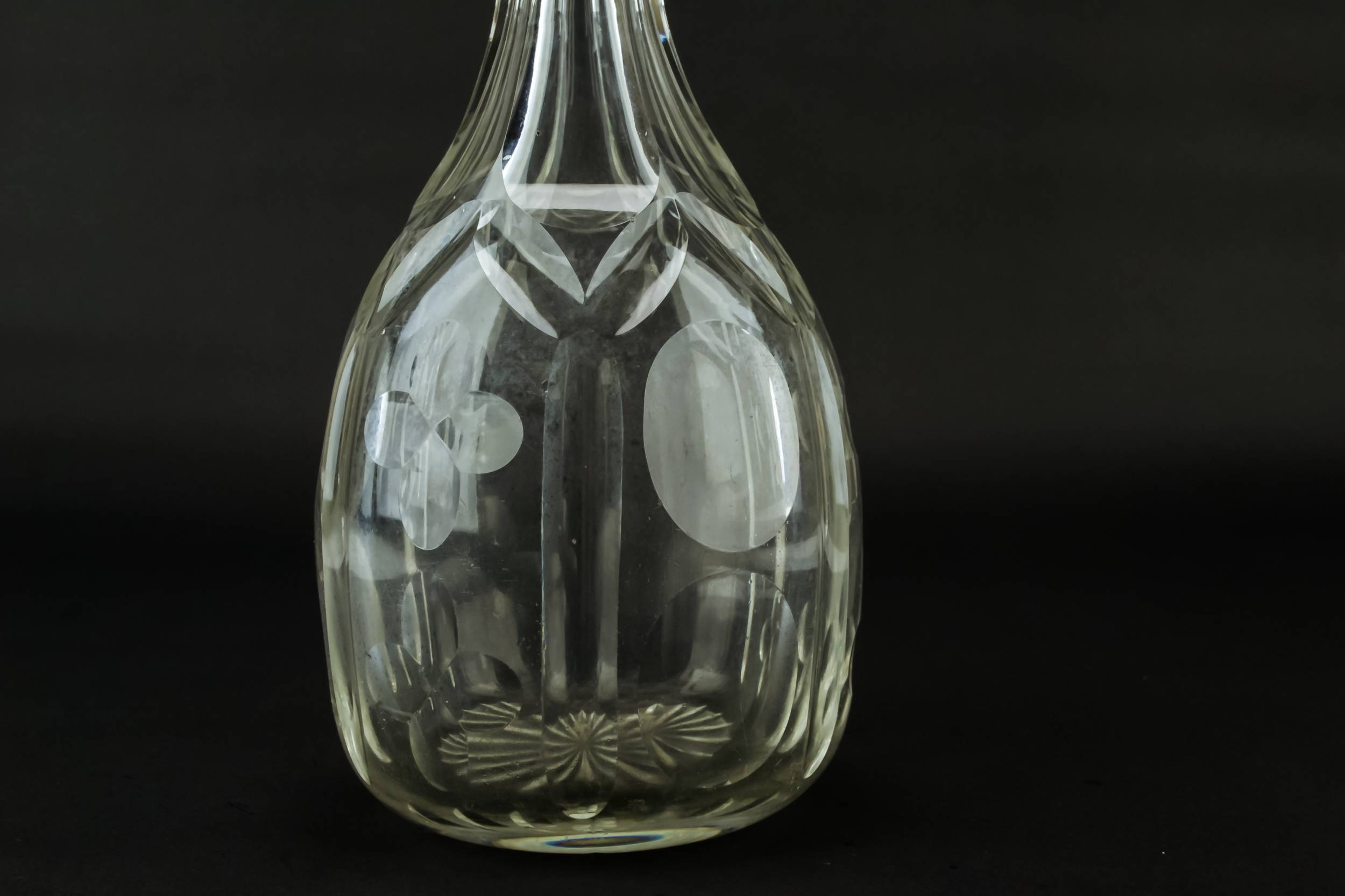 Engraved Red Wine — Quatrefoil wine decanter 3