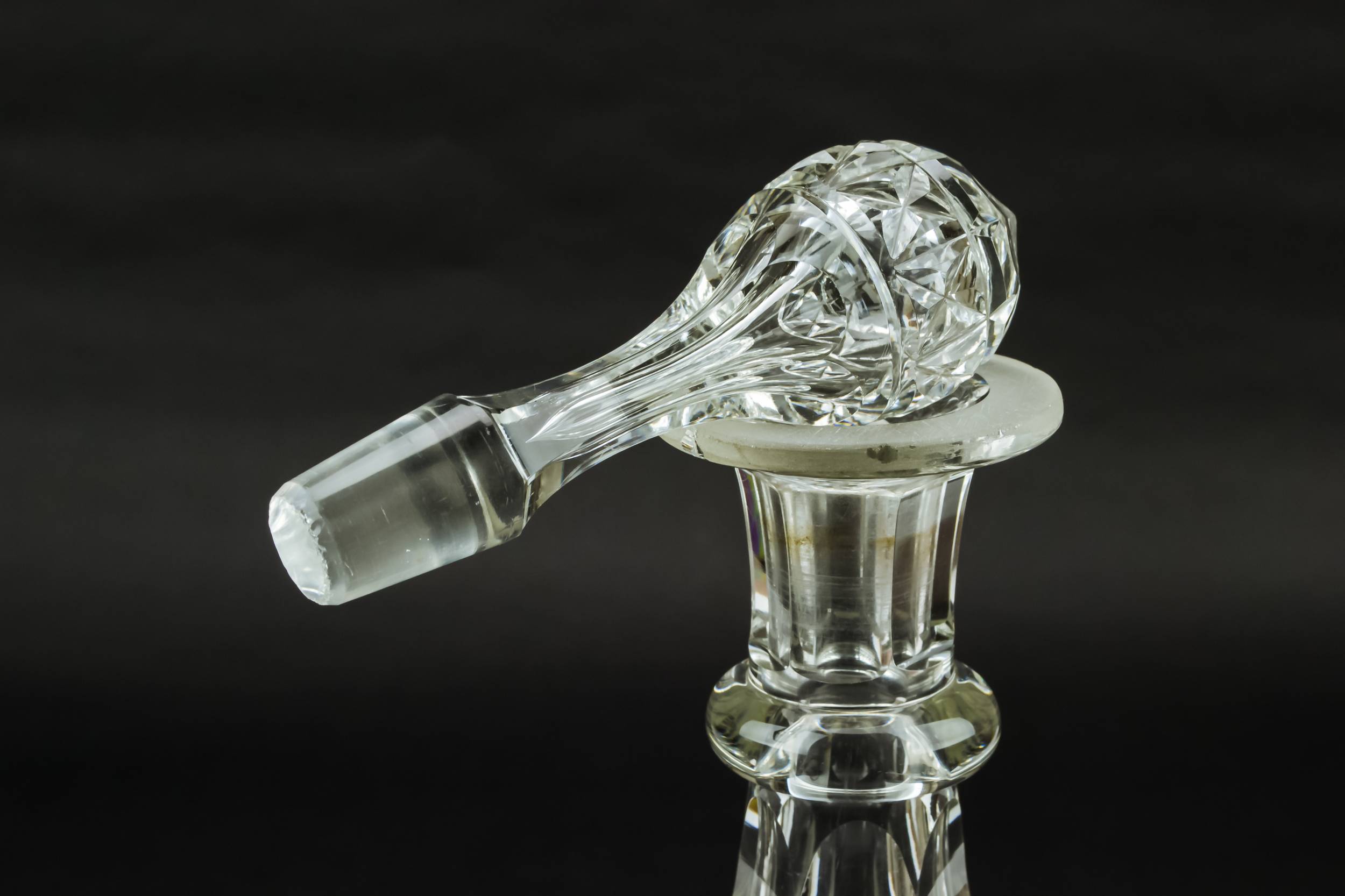 Engraved Red Wine — Quatrefoil wine decanter 1