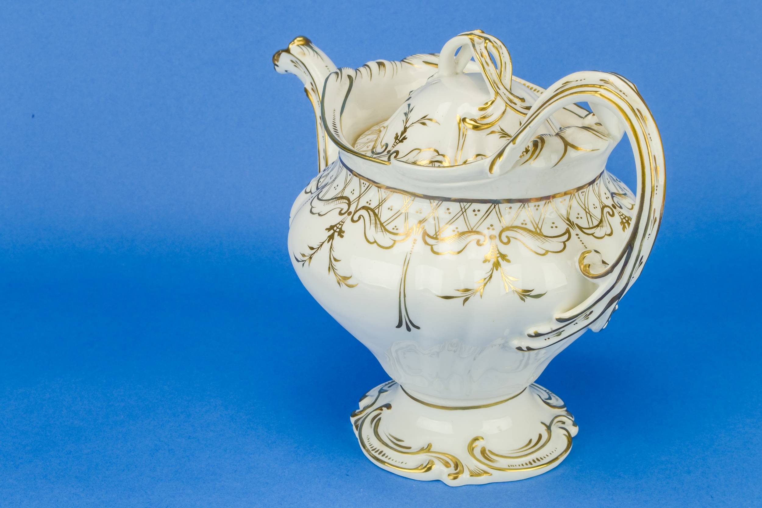 Antique Large Scrolls — Large gold and white teapot 3
