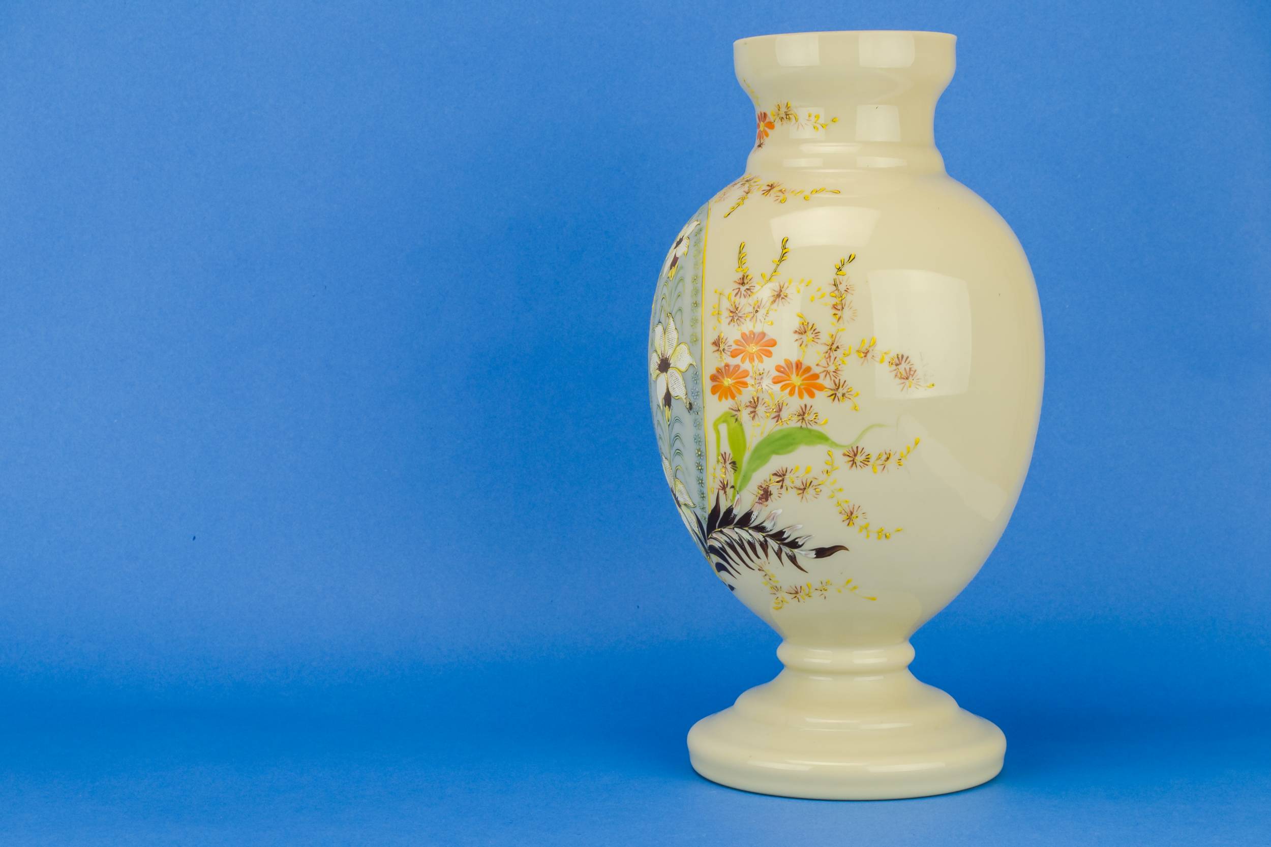 Beige Antique Floral — Large paisley glass vase 1