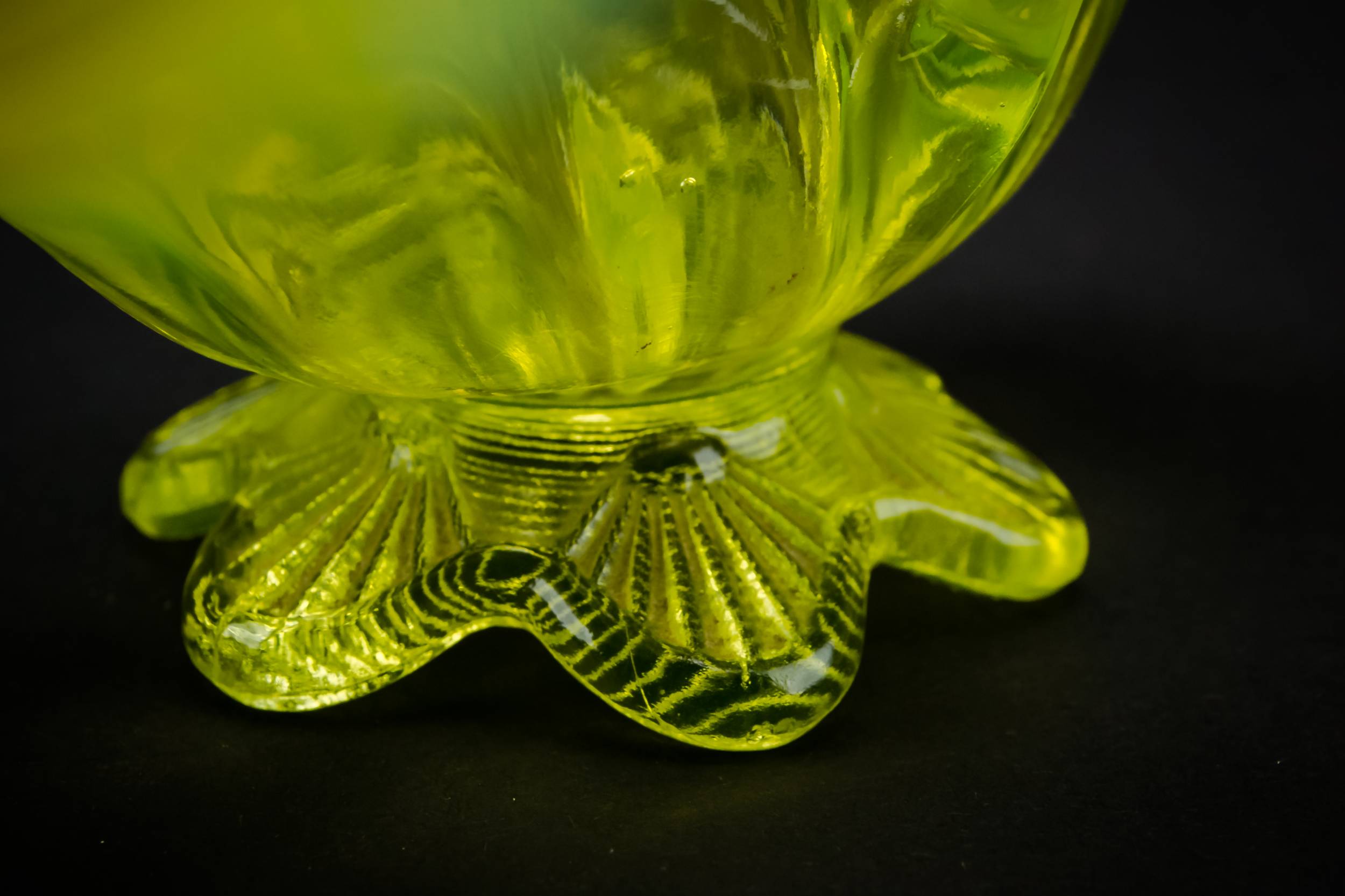Small Charming Davidson — Small decorative glass vase 2