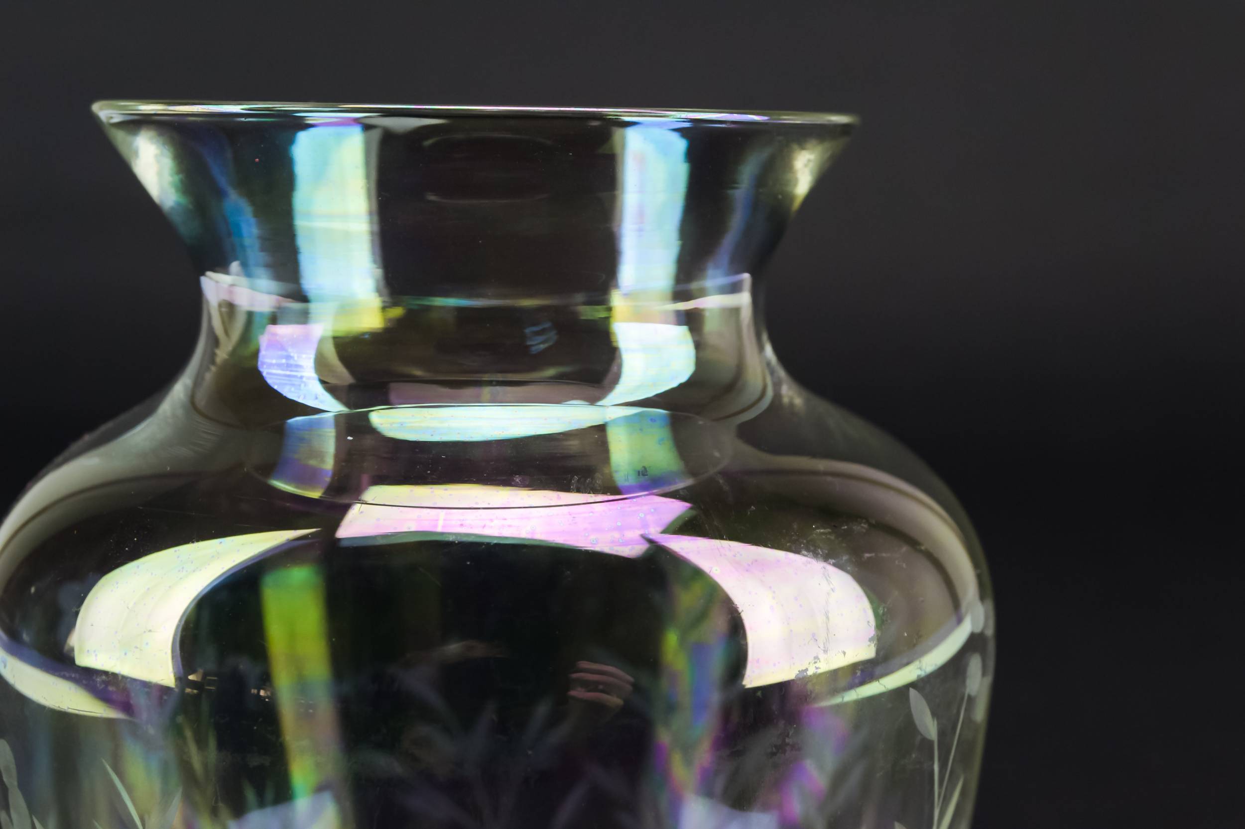 Shabby Chic Vintage — Small iridescent glass vase 1