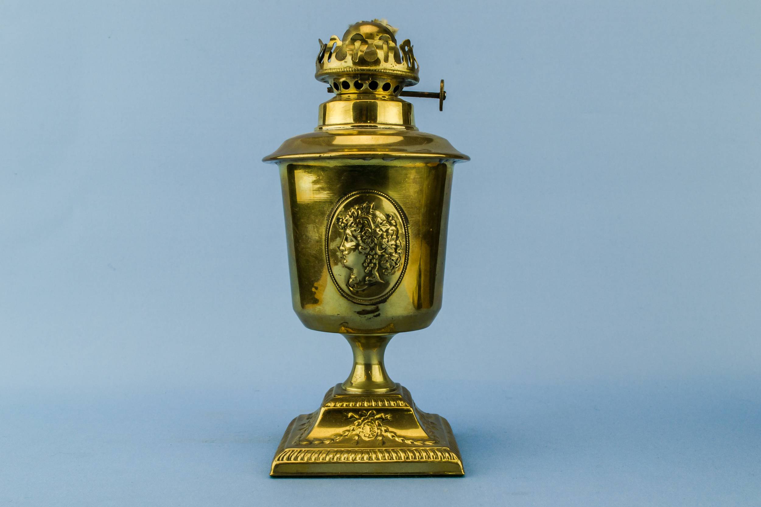 Elegant Antique Figures — 2 small brass oil lamps 1