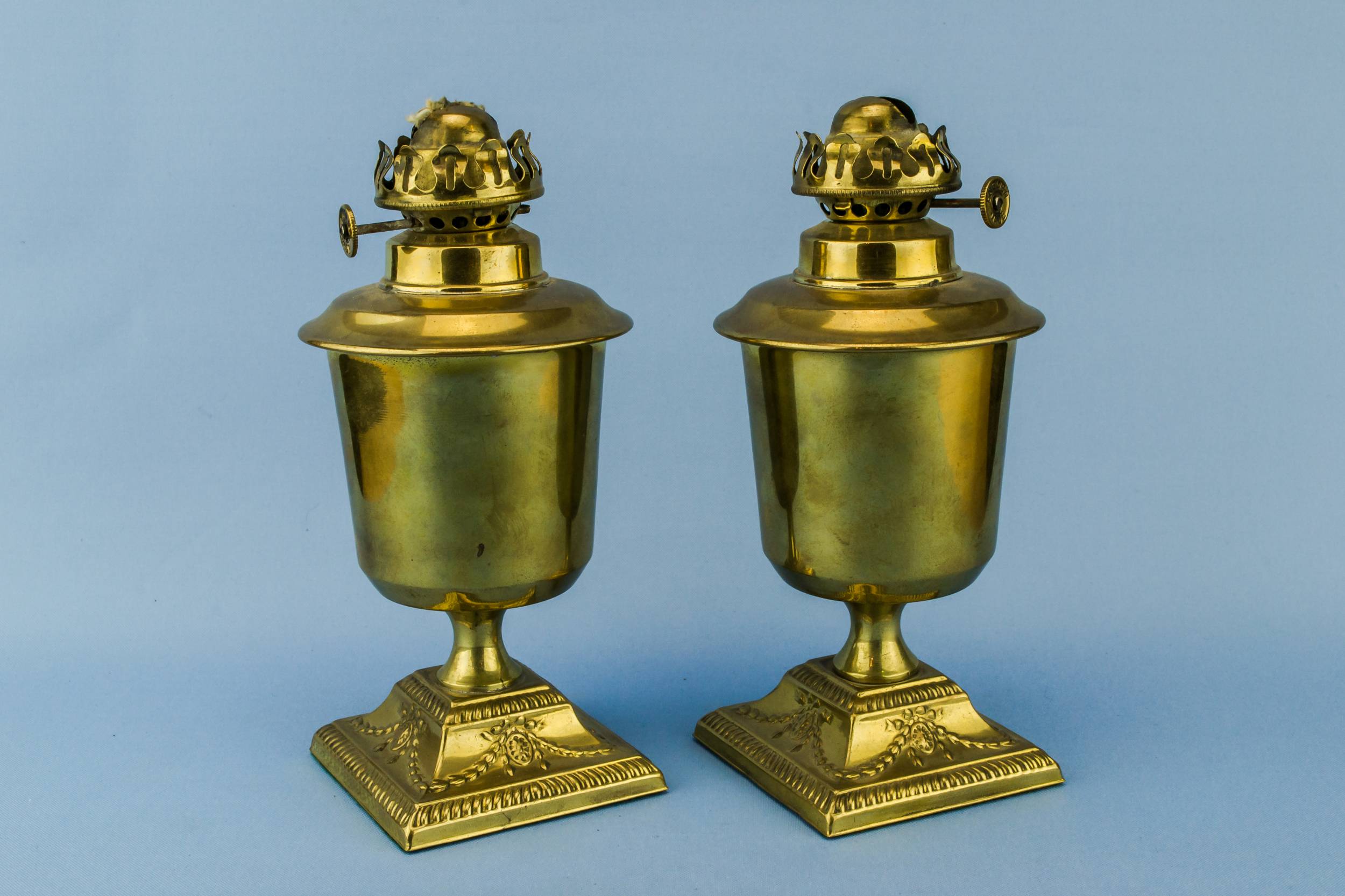 Elegant Antique Figures — 2 small brass oil lamps 2