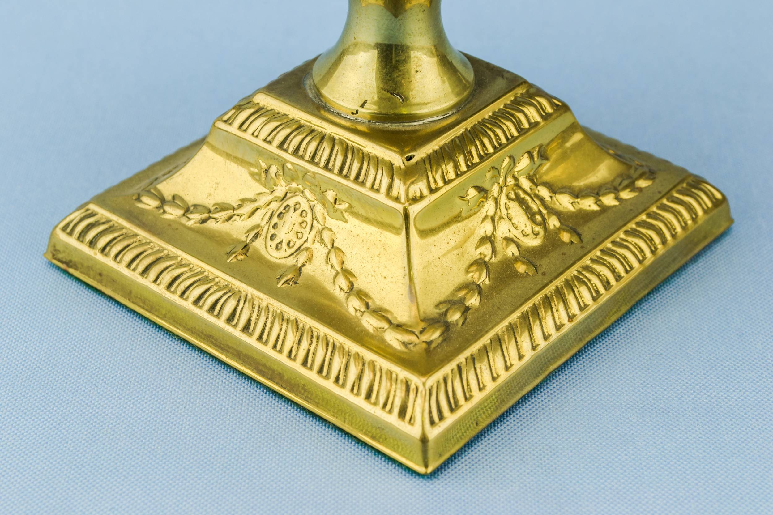 Elegant Antique Figures — 2 small brass oil lamps 4