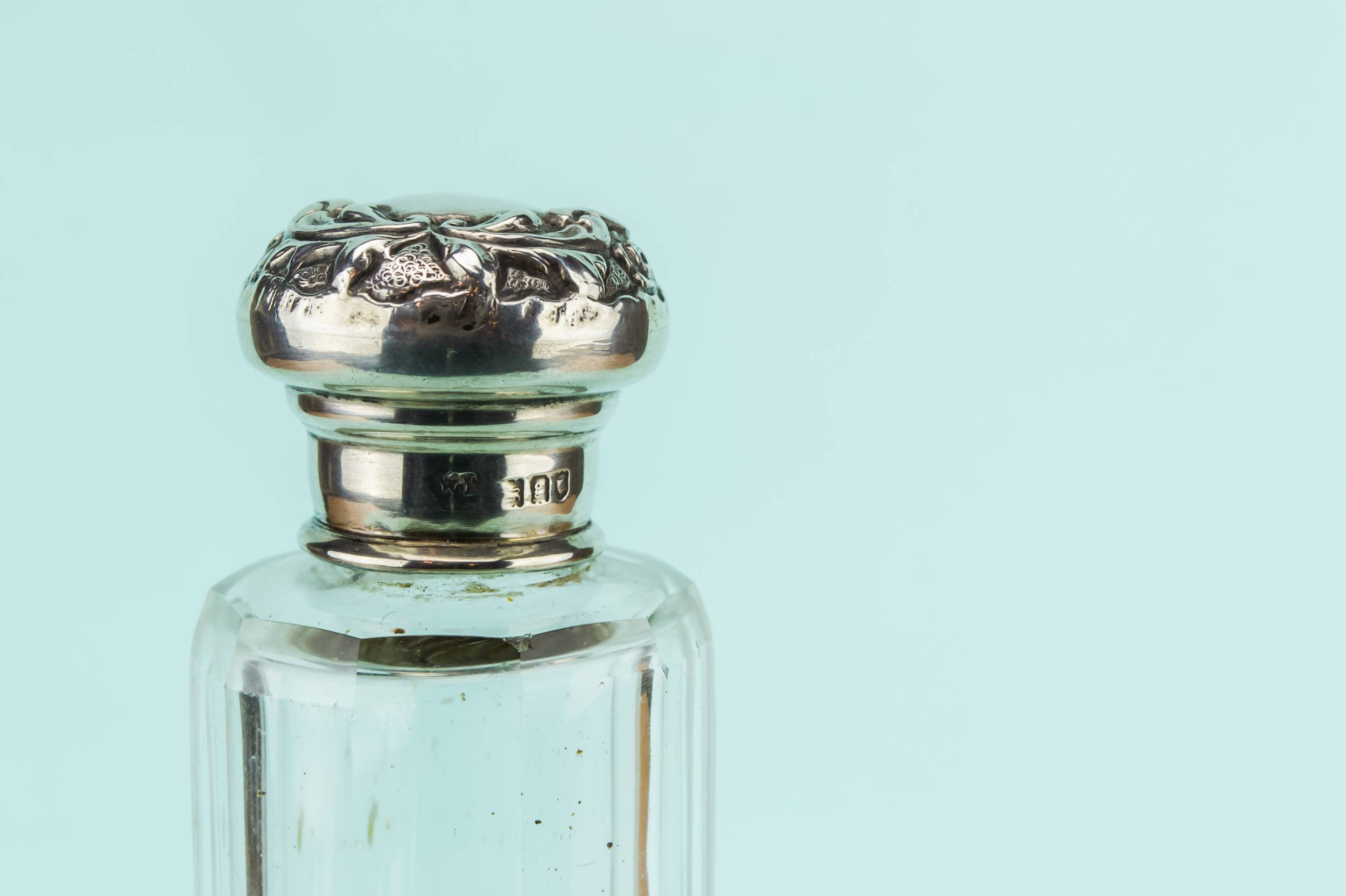 Antique Traditional BOX — Dressing table silver flask 2