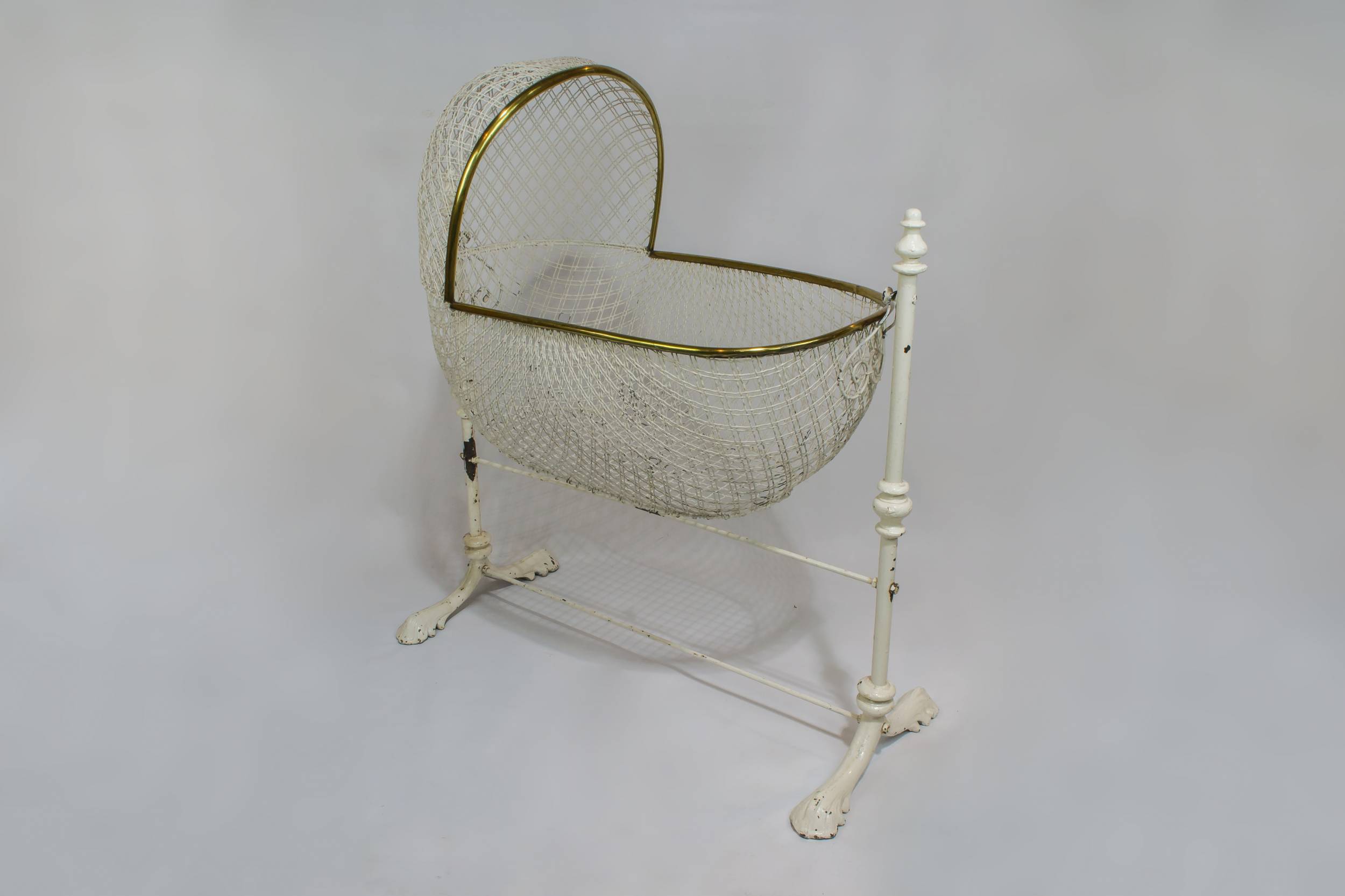 Metal Grand Scrolls — Suspended baby bed 1