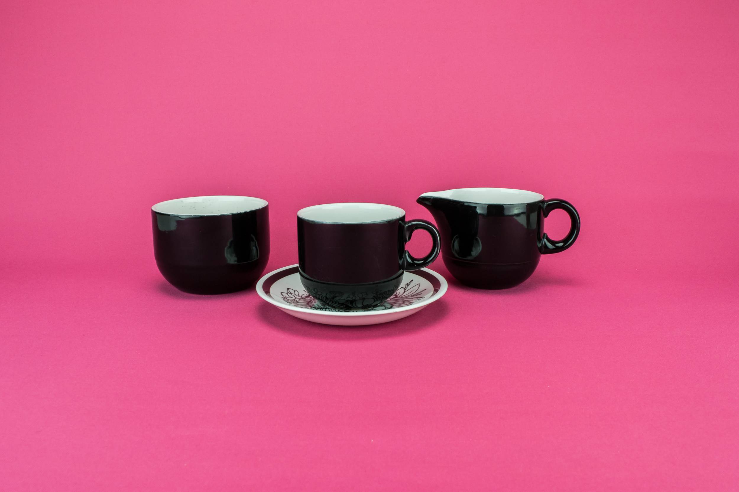 Persons Modernist Slick — Black & white tea set for 4