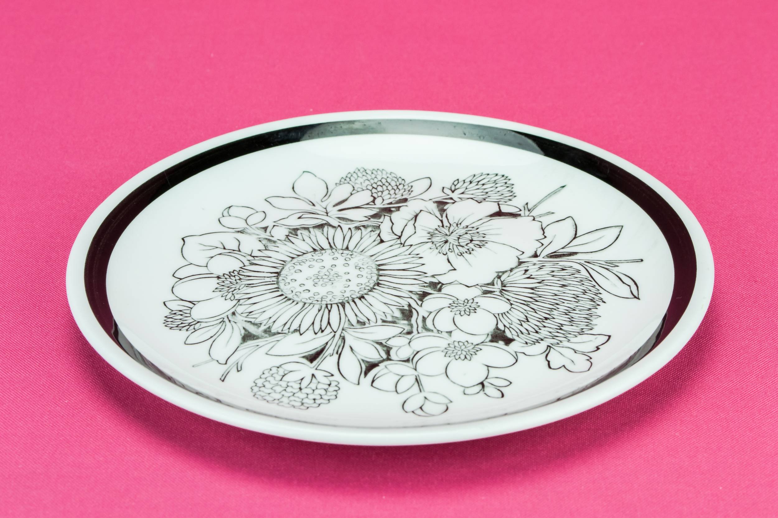 Black And White — 6 floral Samoa plates 1