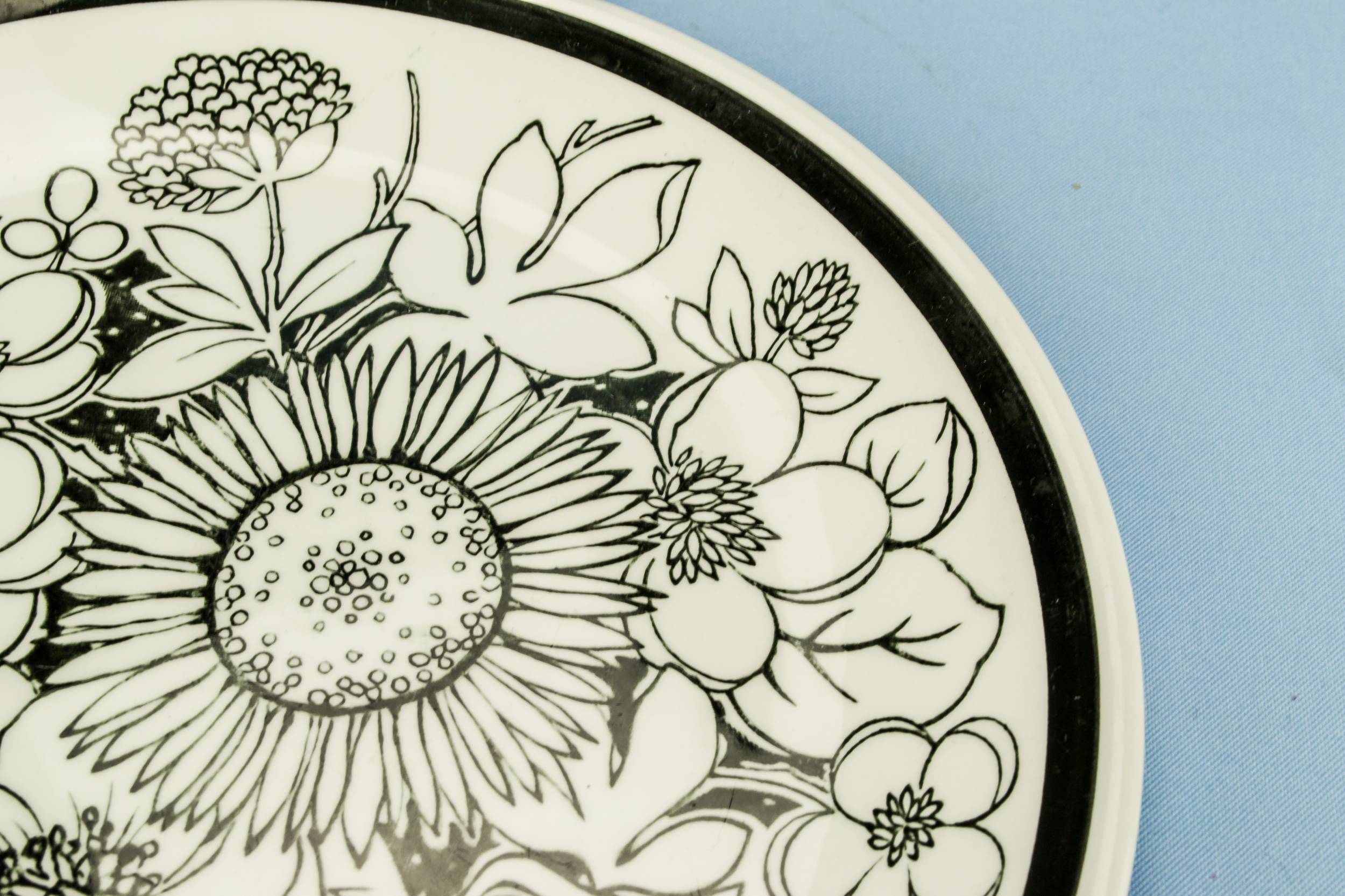 Striking Modernist Meakin — 3 floral porcelain plates 1